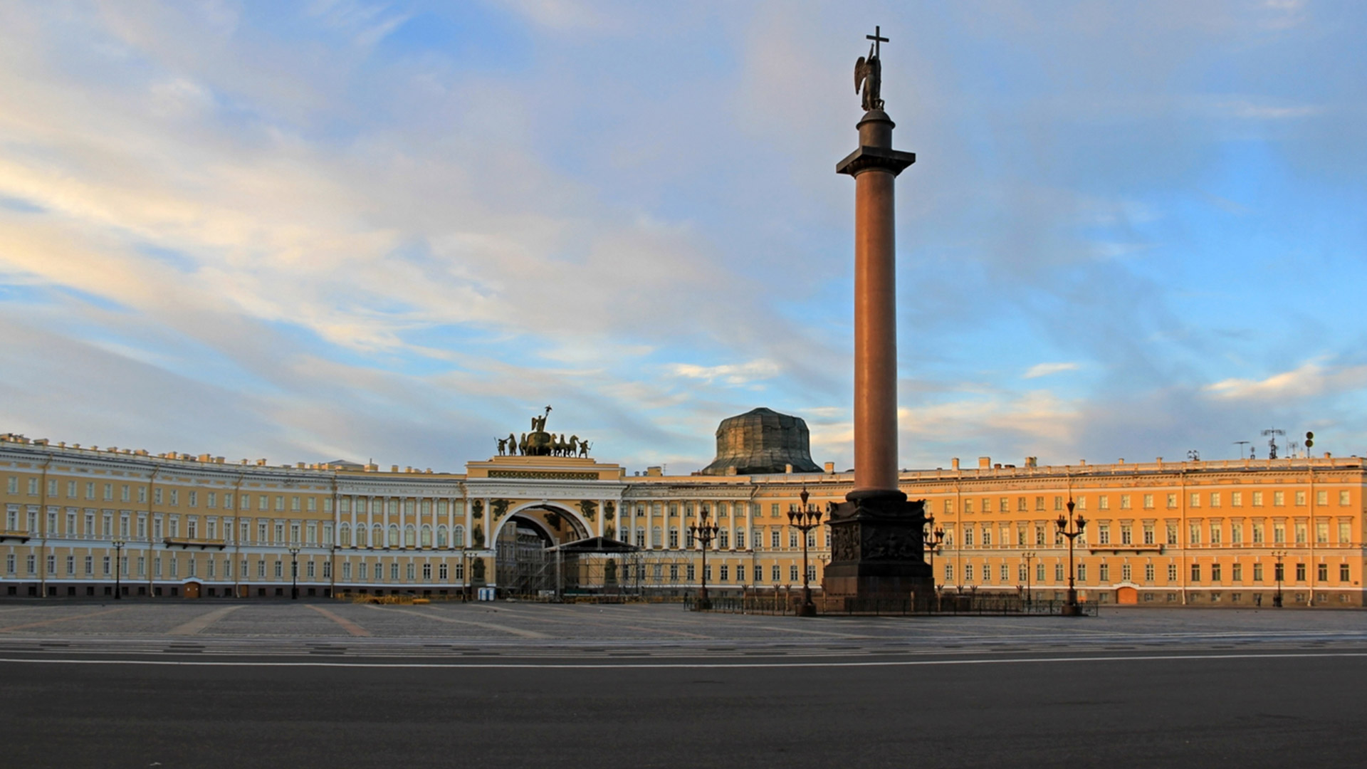 александровская колонна на дворцовой площади в санкт петербурге