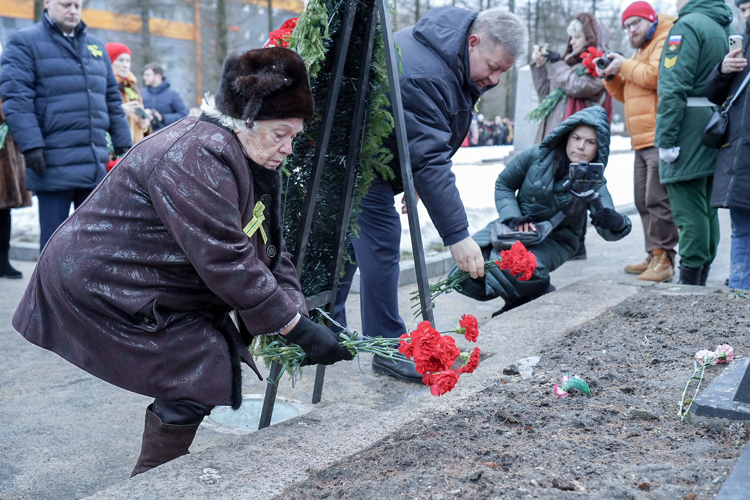 приносят цветы на могилу солдата к разбитому доту фото 42