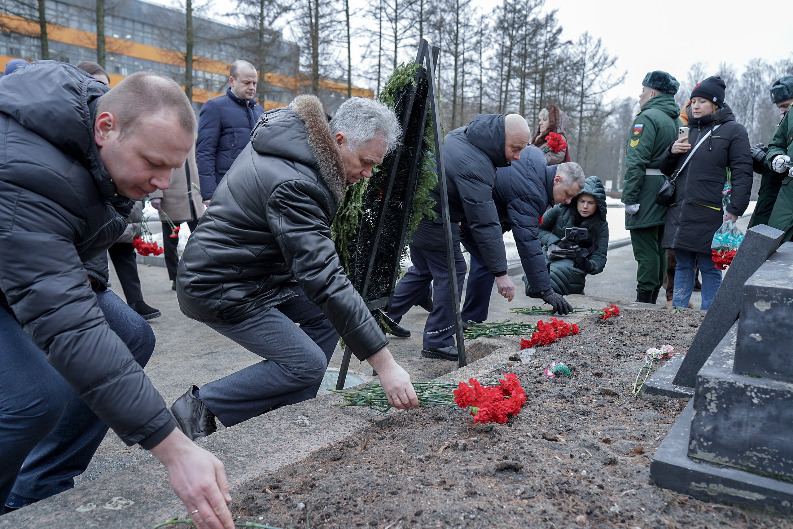 разбитому доту приходят ребята приносят цветы на могилу солдата фото 20