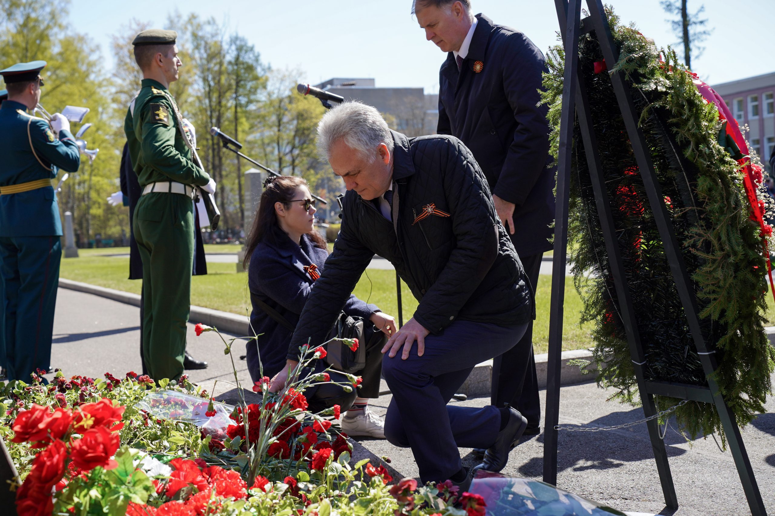 разбитому доту приходят ребята приносят цветы на могилу солдата фото 10