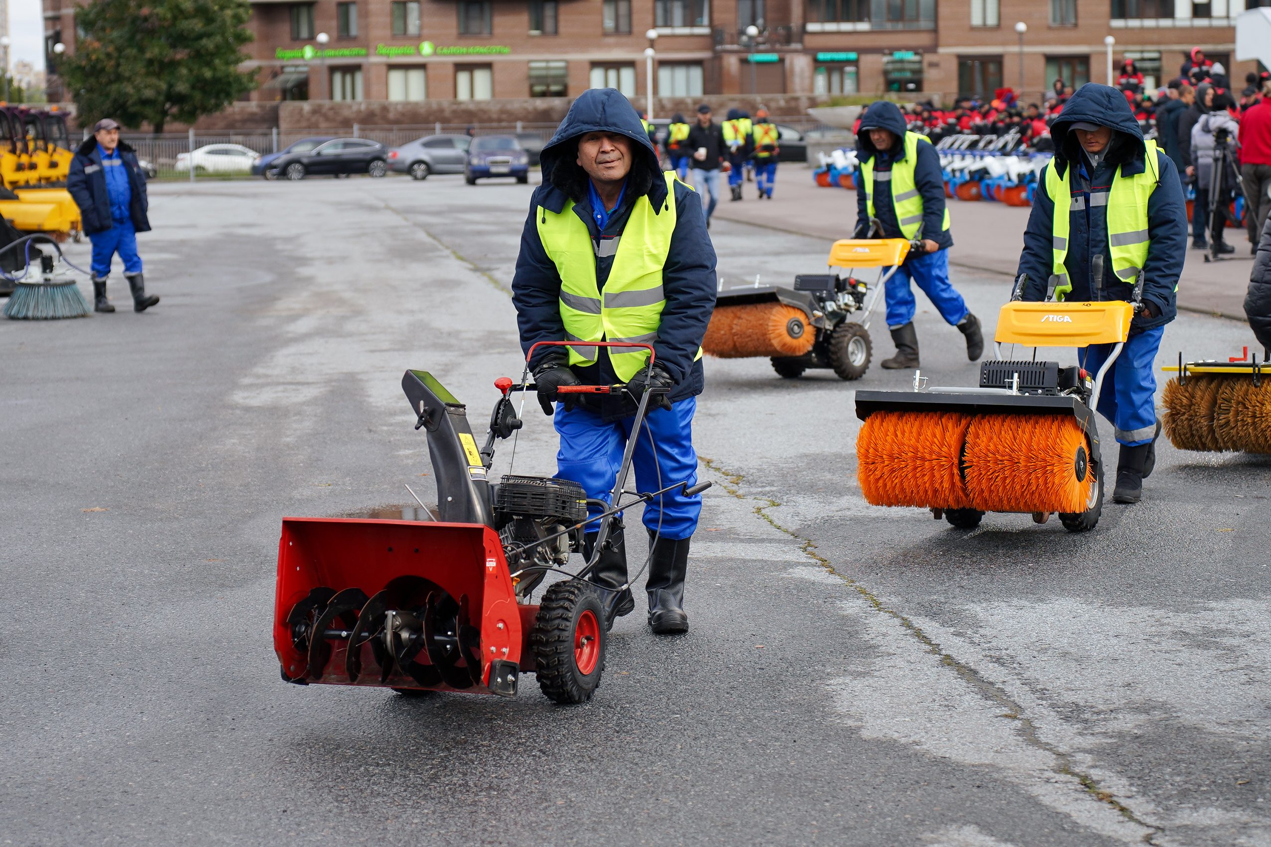 В Калининском районе провели смотр готовности уборочной техники к работе в осенне-зимний период 2023 года