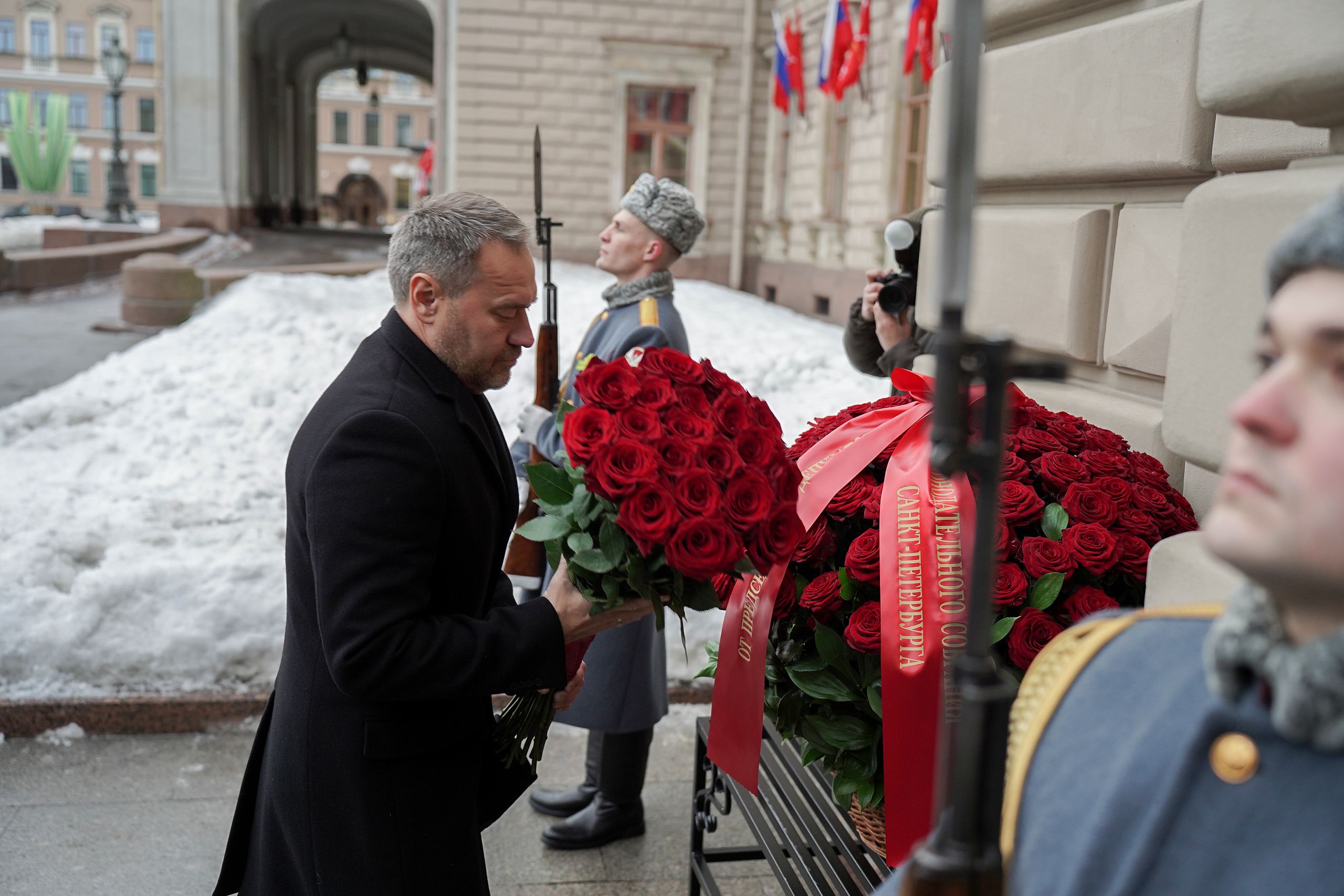 Депутаты возложили цветы к мемориальной доске Ленинградской армии народного ополчения