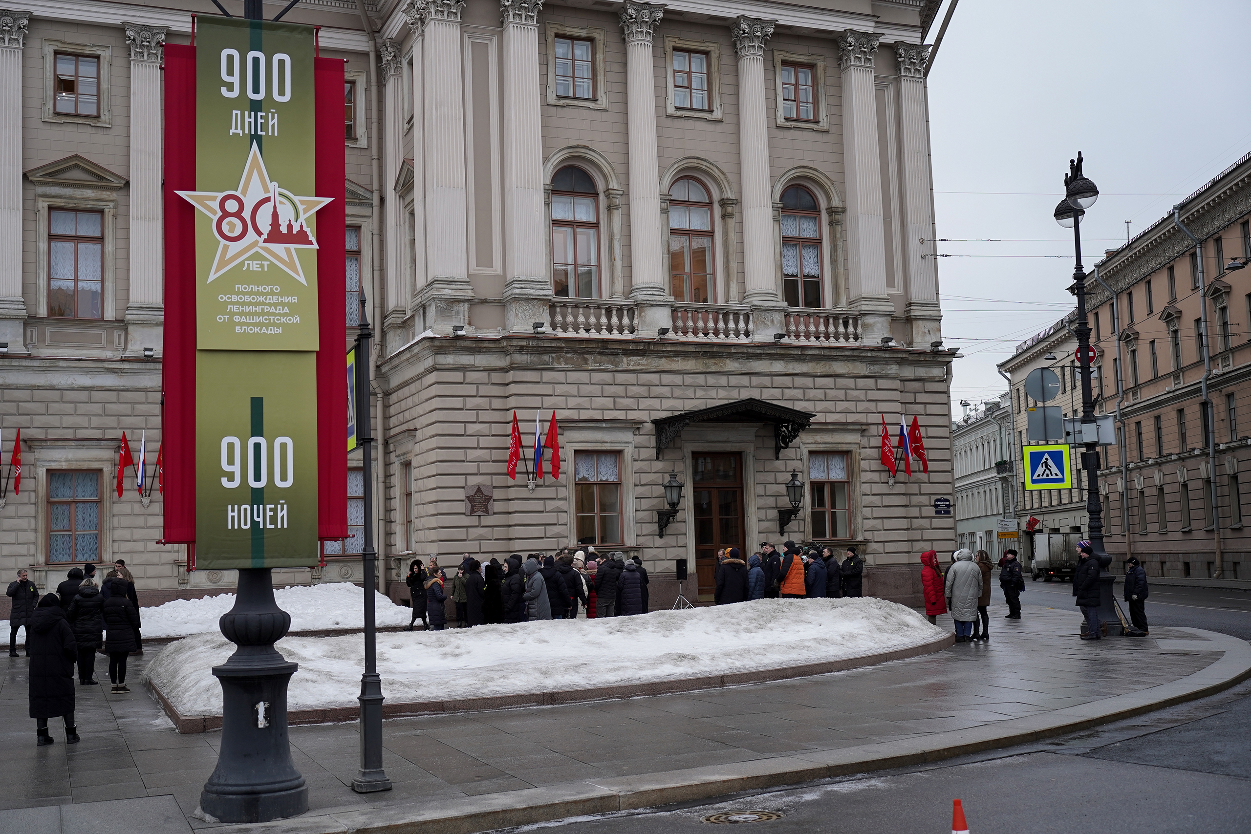 Депутаты возложили цветы к мемориальной доске Ленинградской армии народного ополчения