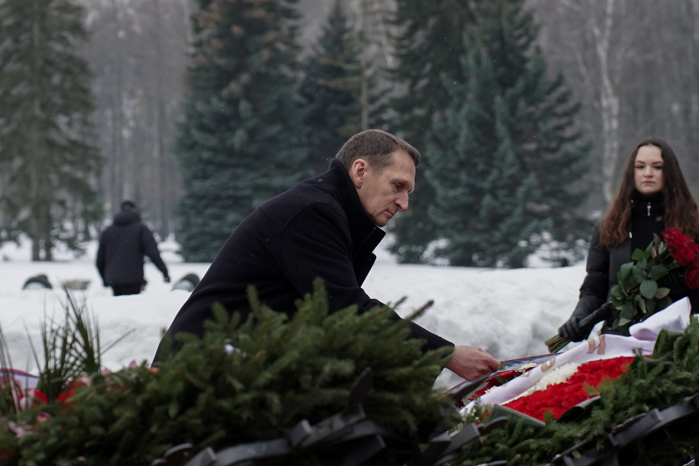 На Пискаревском кладбище возложили цветы в память о защитниках и жителях осажденного Ленинграда