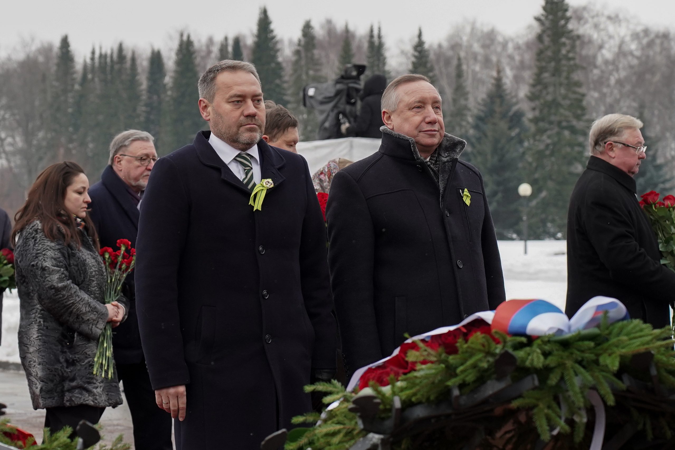 На Пискаревском кладбище возложили цветы в память о защитниках и жителях осажденного Ленинграда