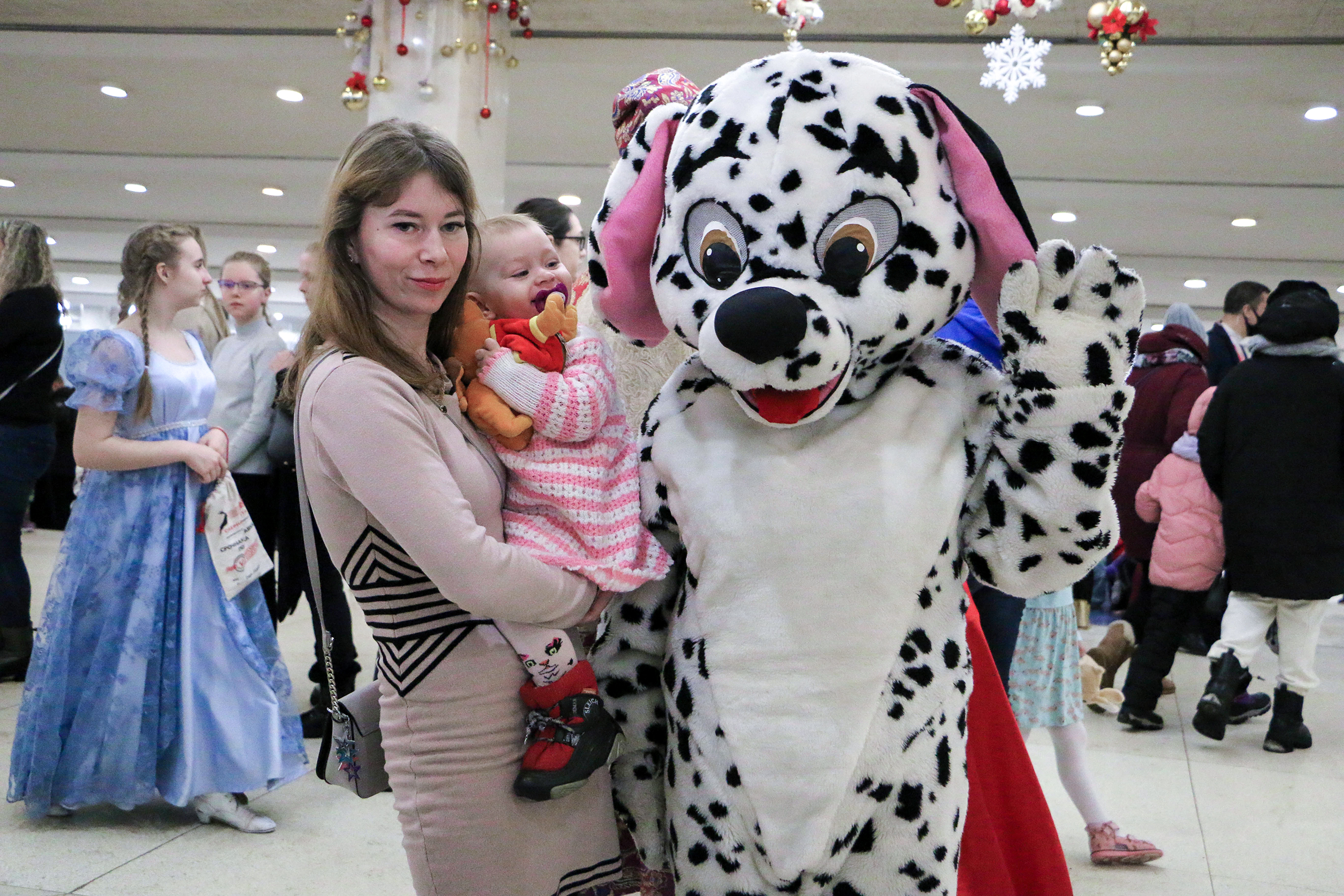 В БКЗ Октябрьский для жителей Калининского района показали новогоднее представление «Петербургская сказка»