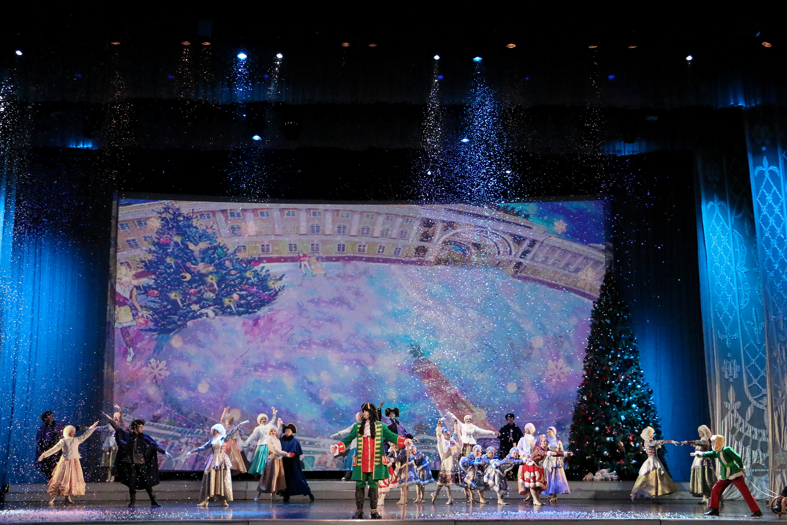 В БКЗ Октябрьский для жителей Калининского района показали новогоднее представление «Петербургская сказка»