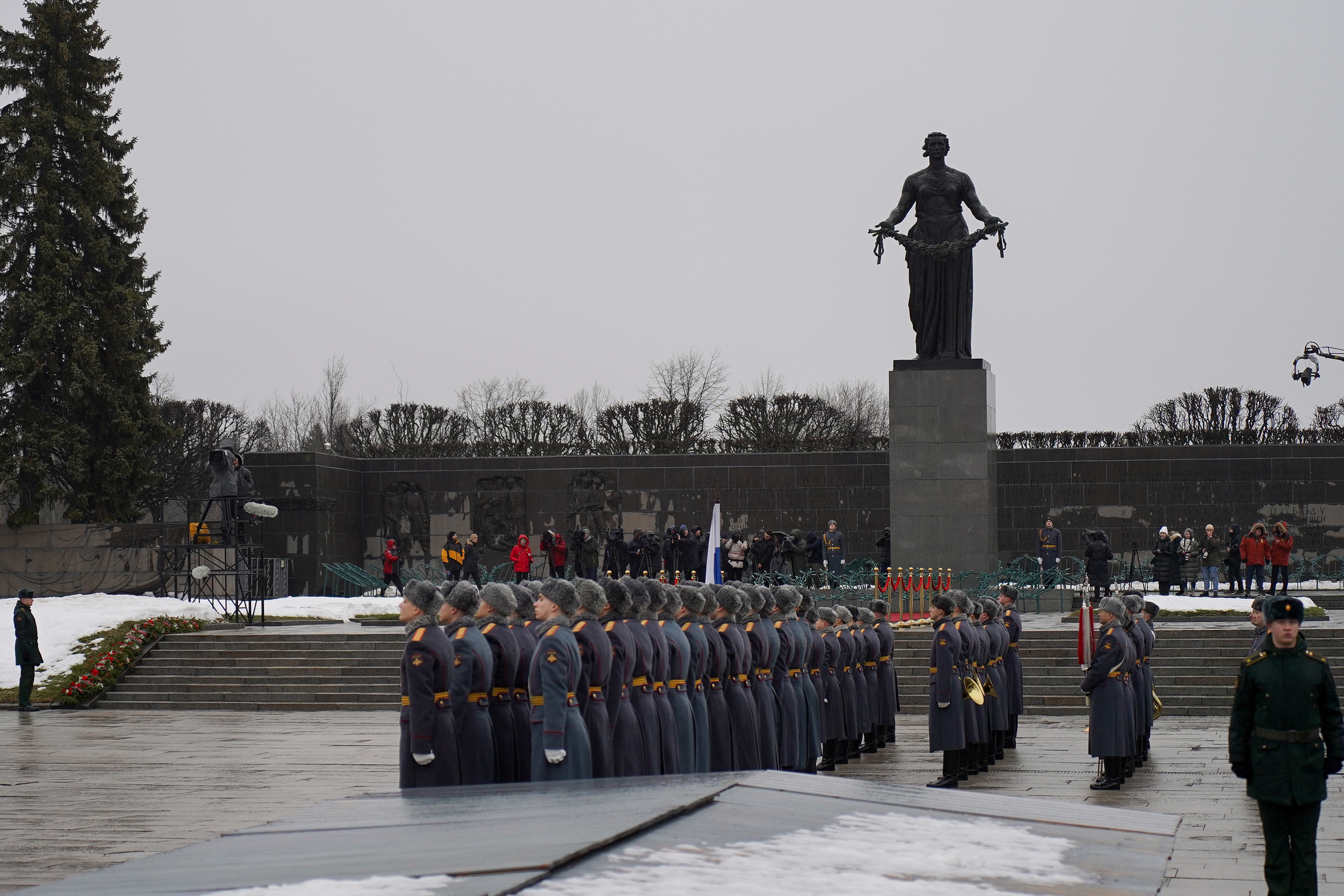 На Пискаревском кладбище почтили память жертв блокады Ленинграда