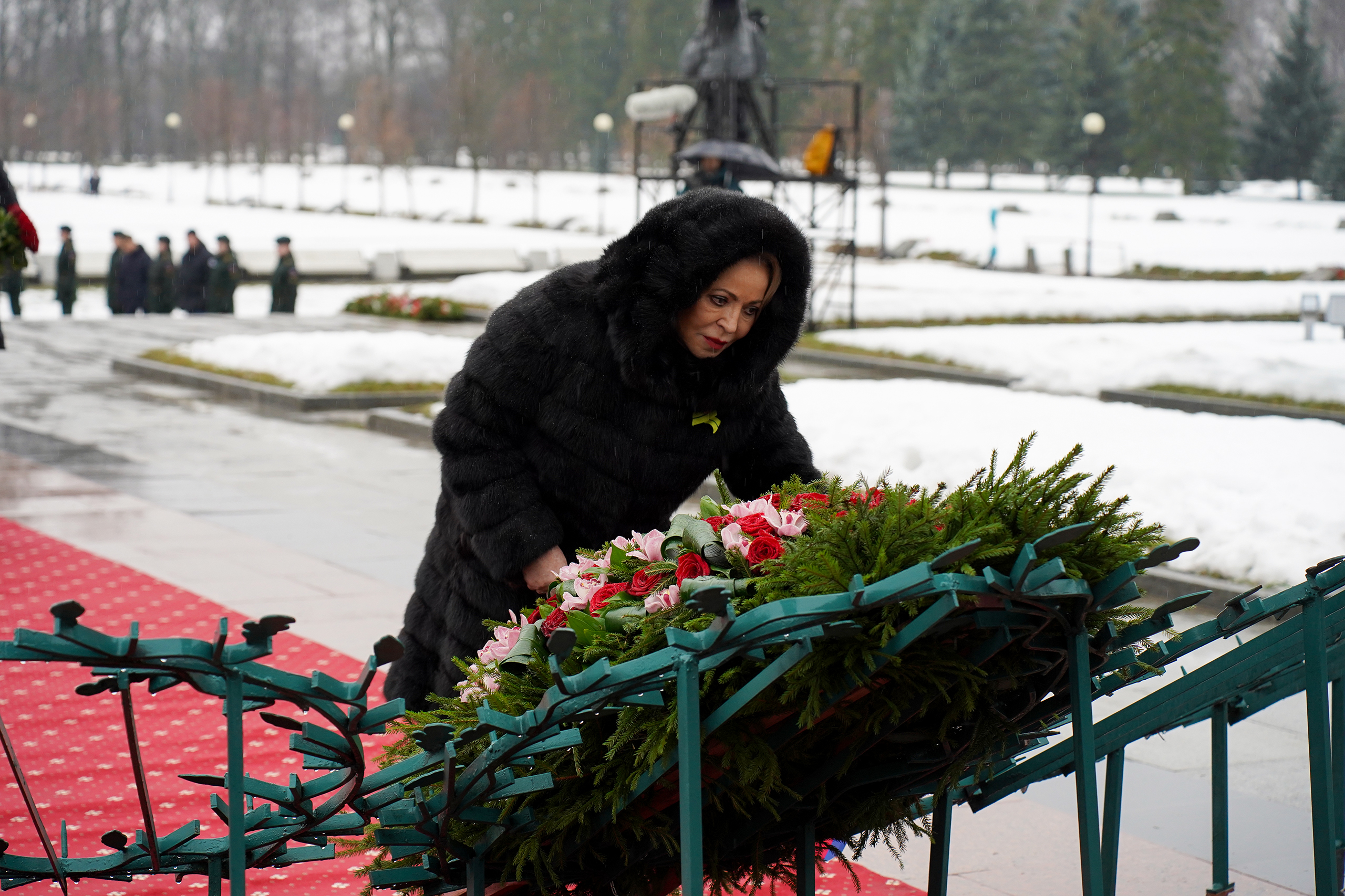На Пискаревском кладбище почтили память жертв блокады Ленинграда