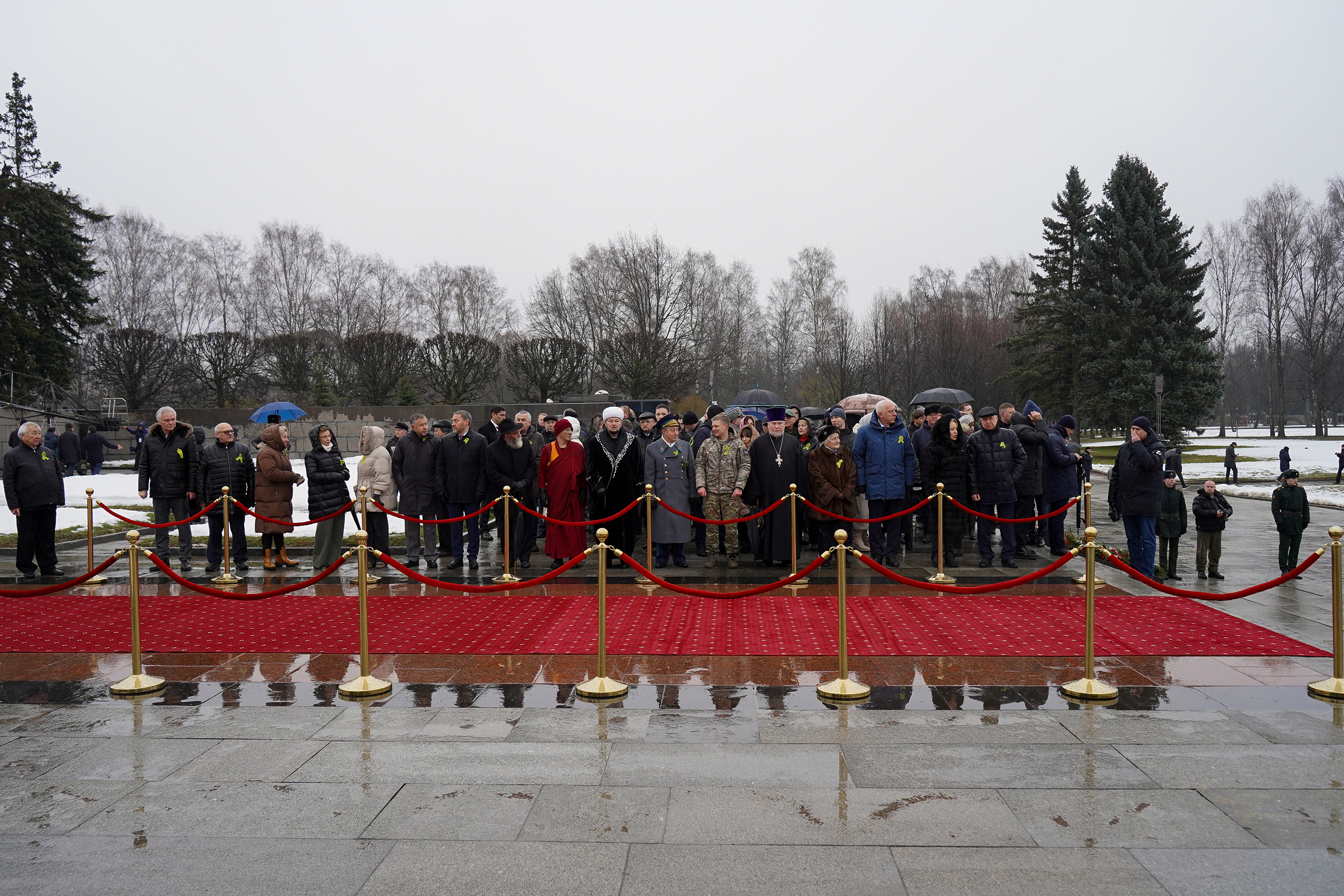 На Пискаревском кладбище почтили память жертв блокады Ленинграда