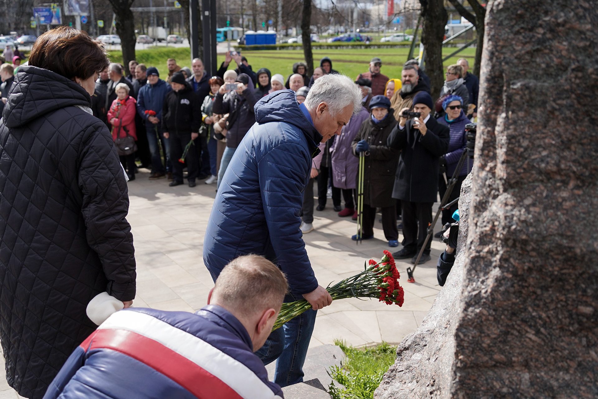 В День памяти погибших в радиационных авариях и катастрофах возложили цветы к памятнику в парке Сахарова