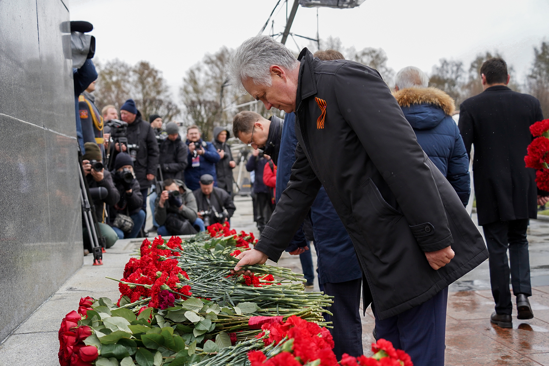 На Пискаревском кладбище прошла торжественно-траурная церемония, посвященная 80-й годовщине Победы