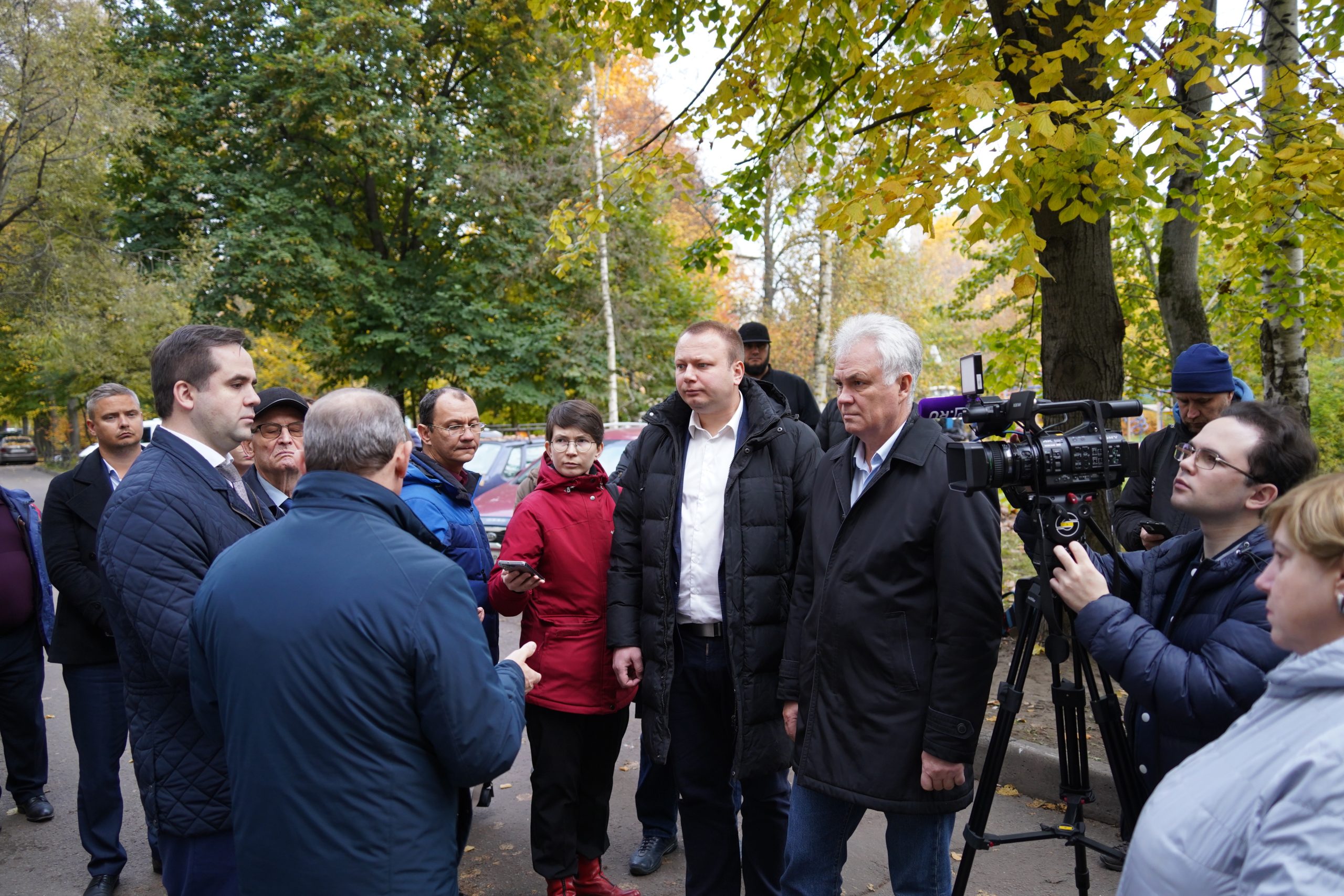 Депутаты Законодательного Собрания Санкт-Петербурга проинспектировали ход капитального ремонта в Калининском районе