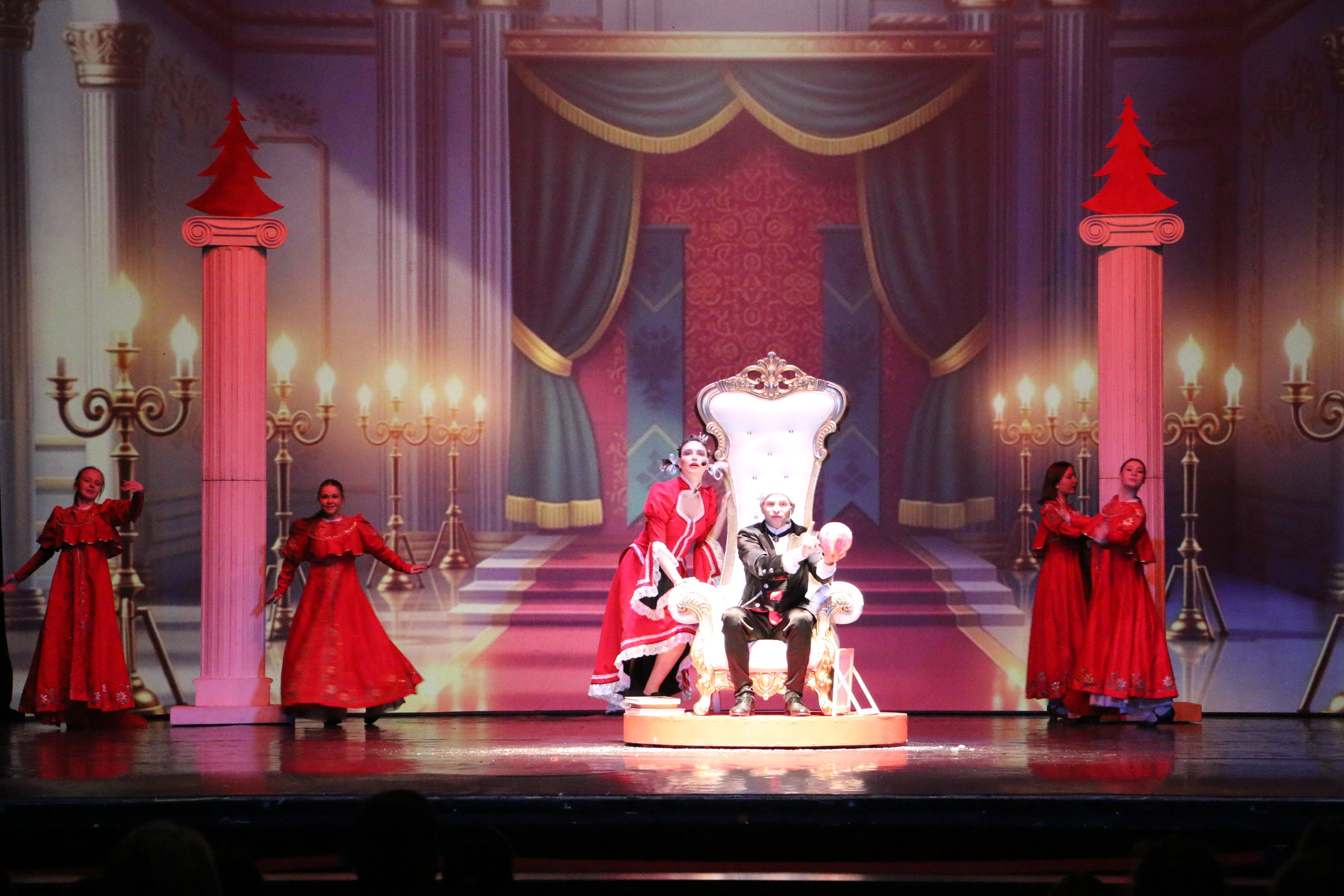 Рождественская сказка для жителей округа Прометей: в ДК им. Ленсовета прошли праздничные представления