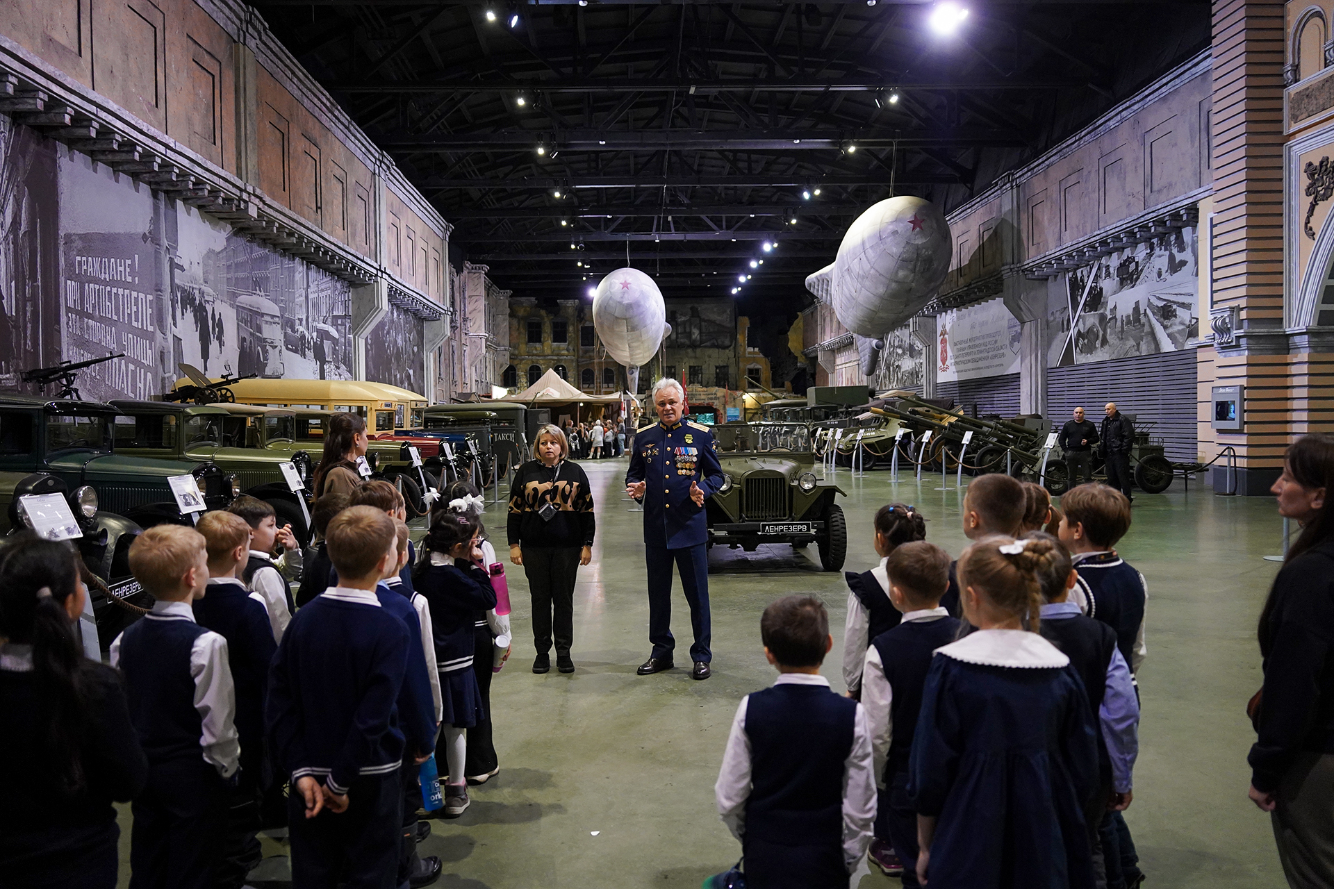 Урок живой истории: ученики Новогореловской школы посетили уникальную экспозицию «Ленрезерв»