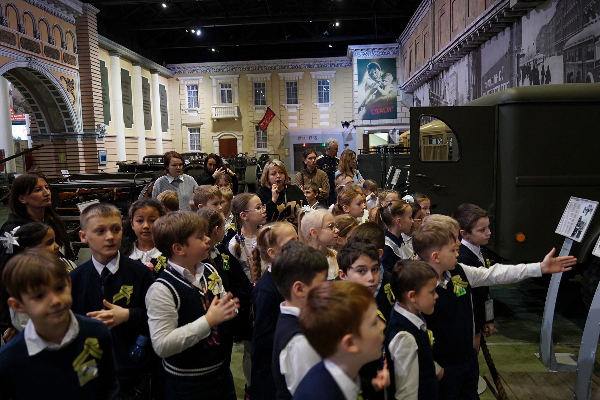 Урок живой истории: ученики Новогореловской школы посетили уникальную экспозицию «Ленрезерв»