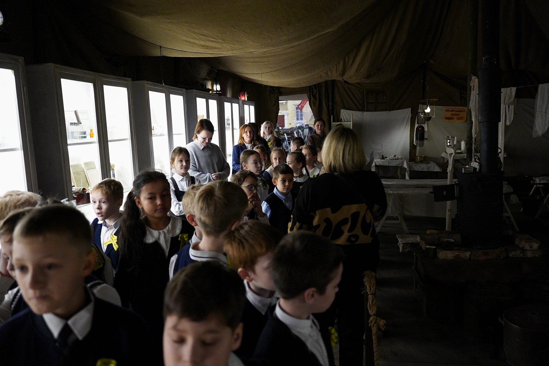 Урок живой истории: ученики Новогореловской школы посетили уникальную экспозицию «Ленрезерв»