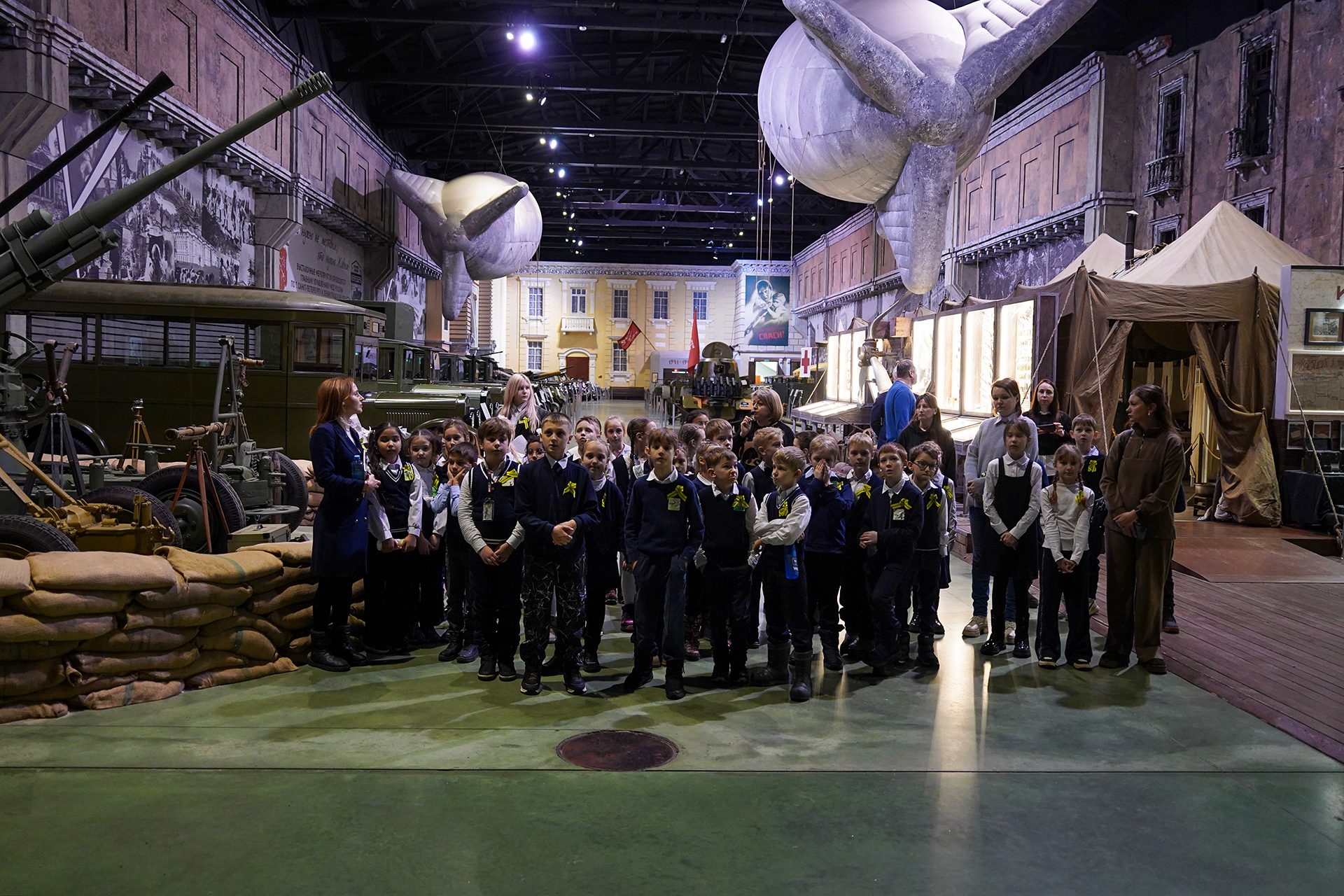 Урок живой истории: ученики Новогореловской школы посетили уникальную экспозицию «Ленрезерв»