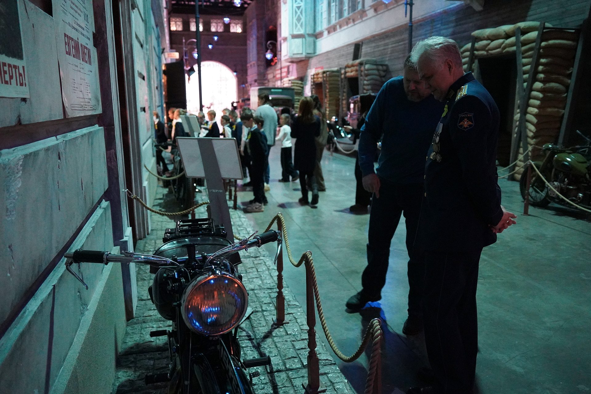 Урок живой истории: ученики Новогореловской школы посетили уникальную экспозицию «Ленрезерв»