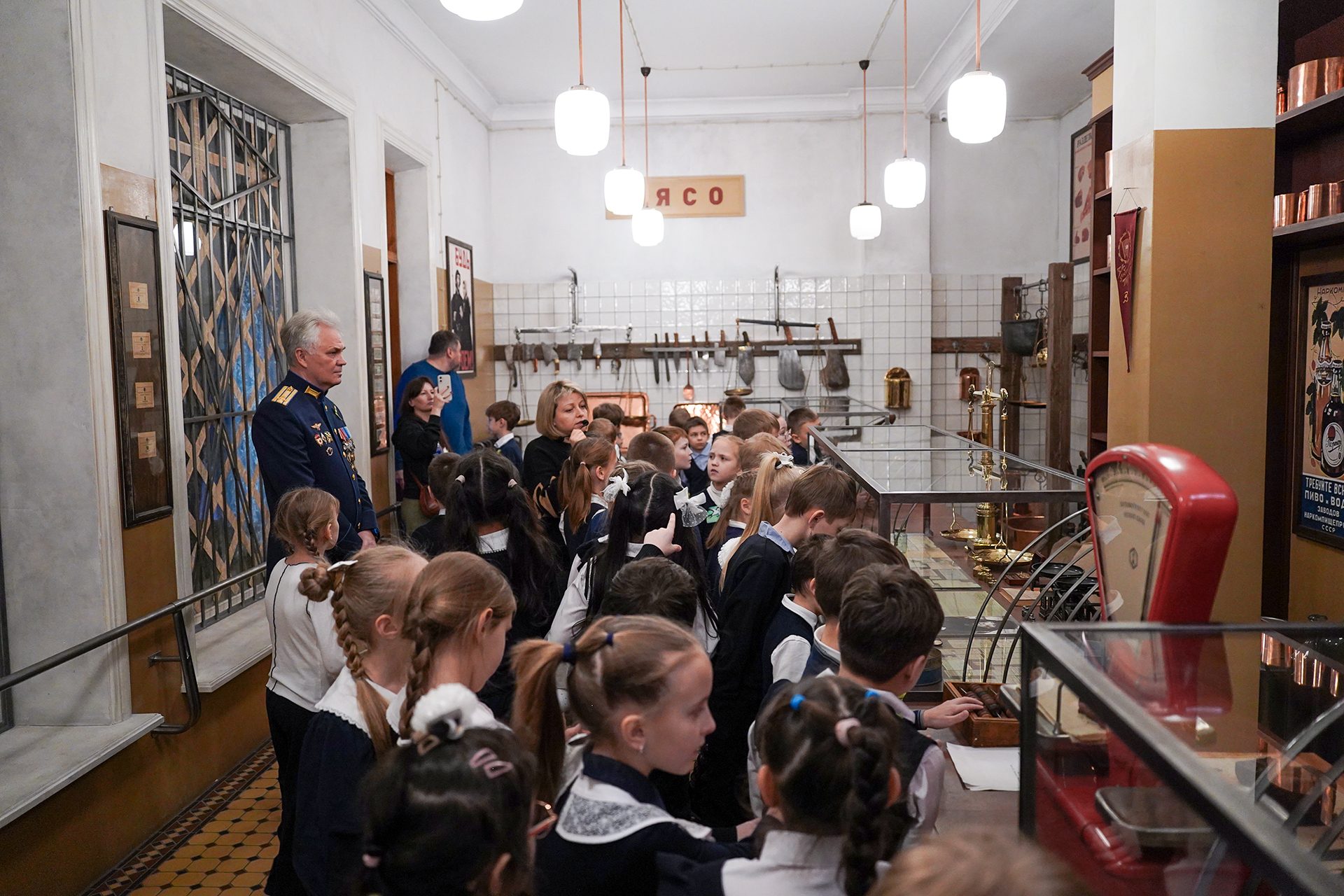 Урок живой истории: ученики Новогореловской школы посетили уникальную экспозицию «Ленрезерв»
