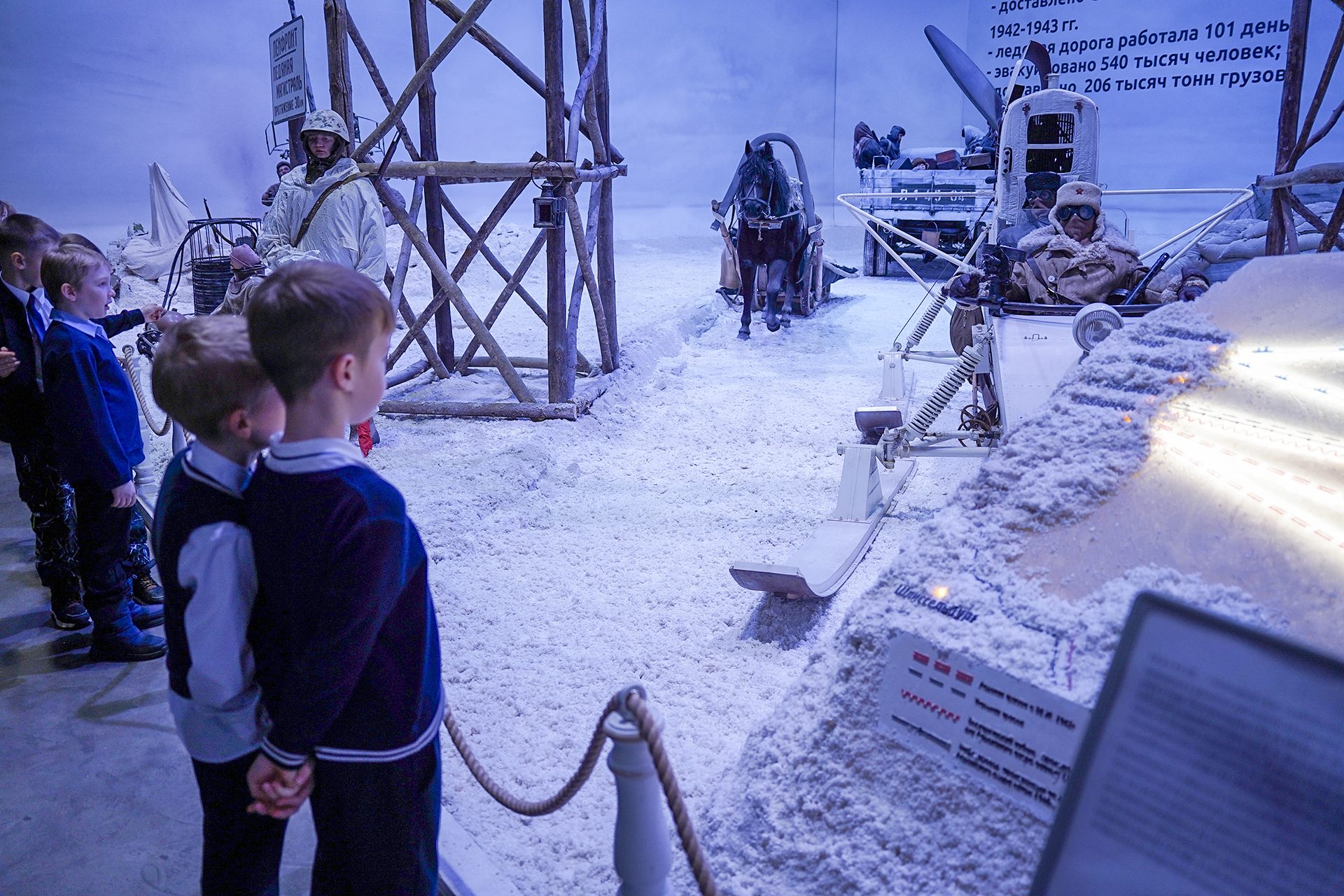 Урок живой истории: ученики Новогореловской школы посетили уникальную экспозицию «Ленрезерв»