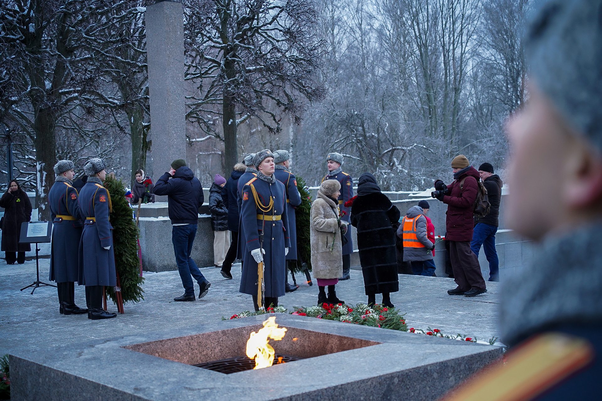 На Пискарёвском мемориальном кладбище почтили память защитников и жителей блокадного Ленинграда На Пискарёвском мемориальном кладбище почтили память защитников и жителей блокадного Ленинграда