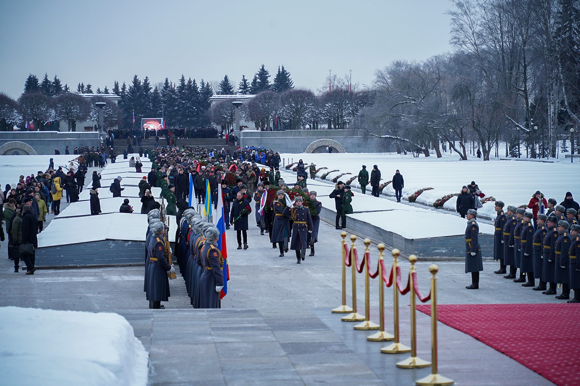 На Пискарёвском мемориальном кладбище почтили память защитников и жителей блокадного Ленинграда На Пискарёвском мемориальном кладбище почтили память защитников и жителей блокадного Ленинграда
