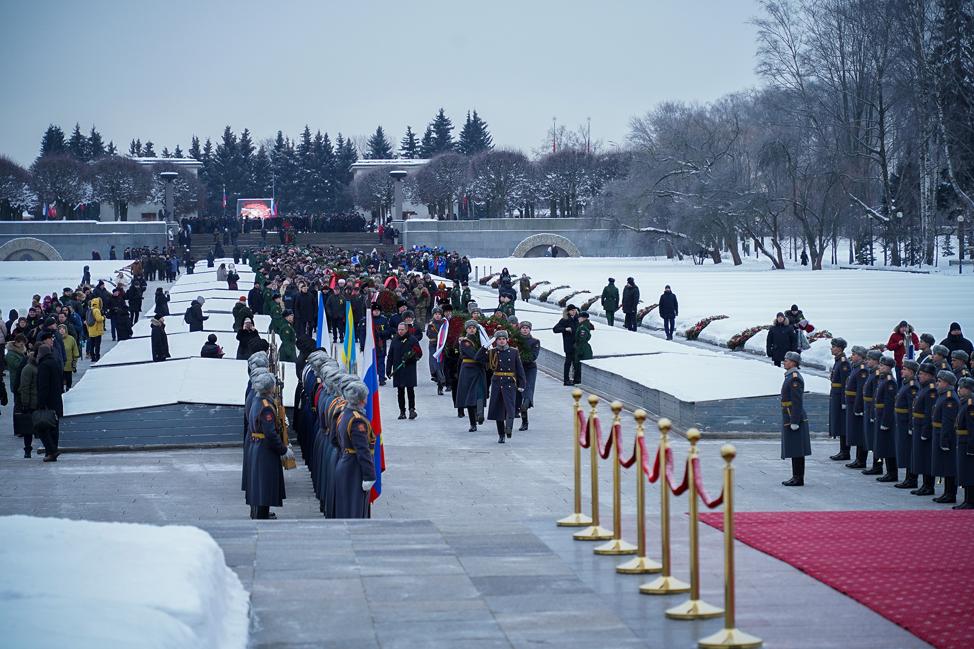 На Пискарёвском мемориальном кладбище почтили память защитников и жителей блокадного Ленинграда