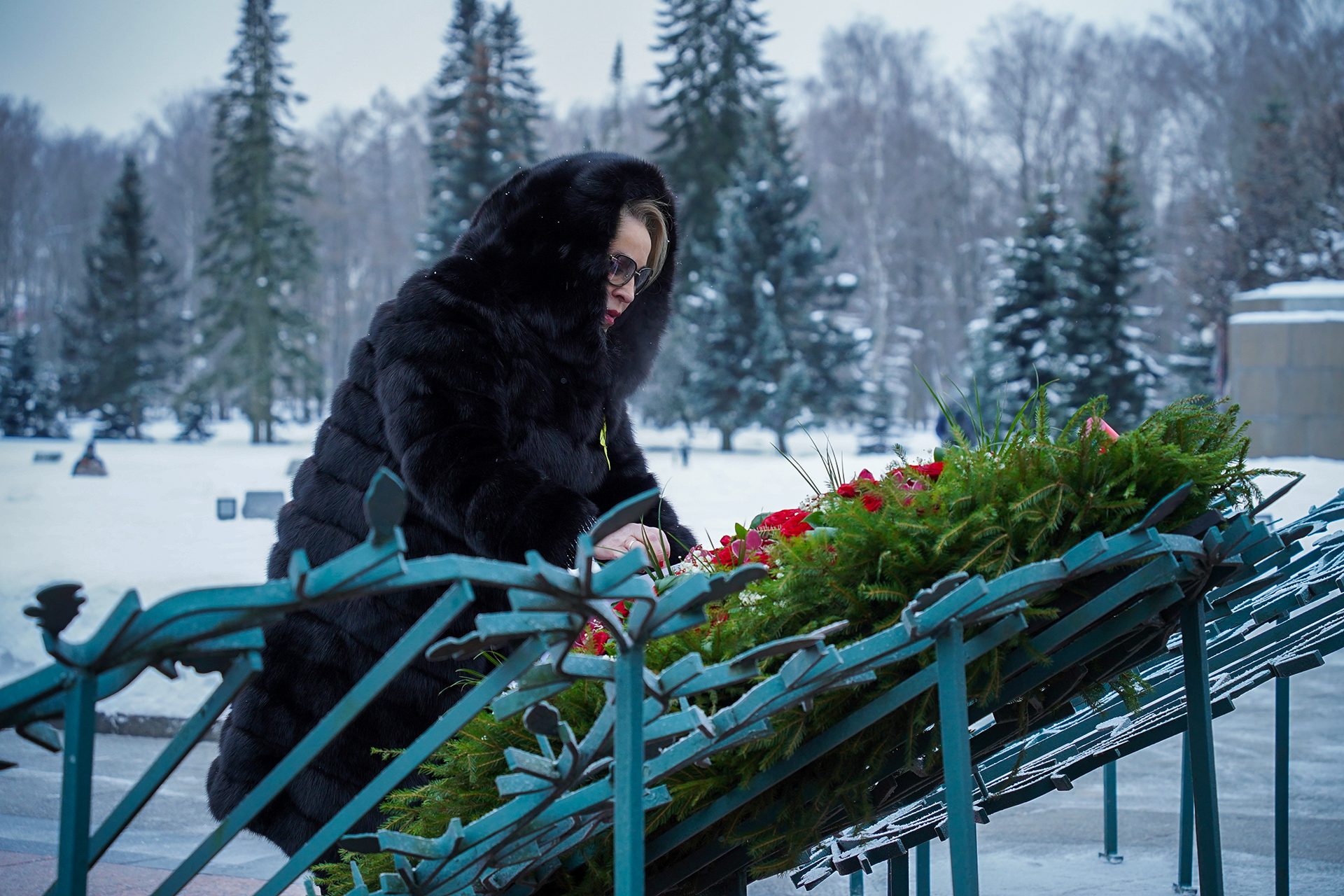 На Пискарёвском мемориальном кладбище почтили память защитников и жителей блокадного Ленинграда На Пискарёвском мемориальном кладбище почтили память защитников и жителей блокадного Ленинграда