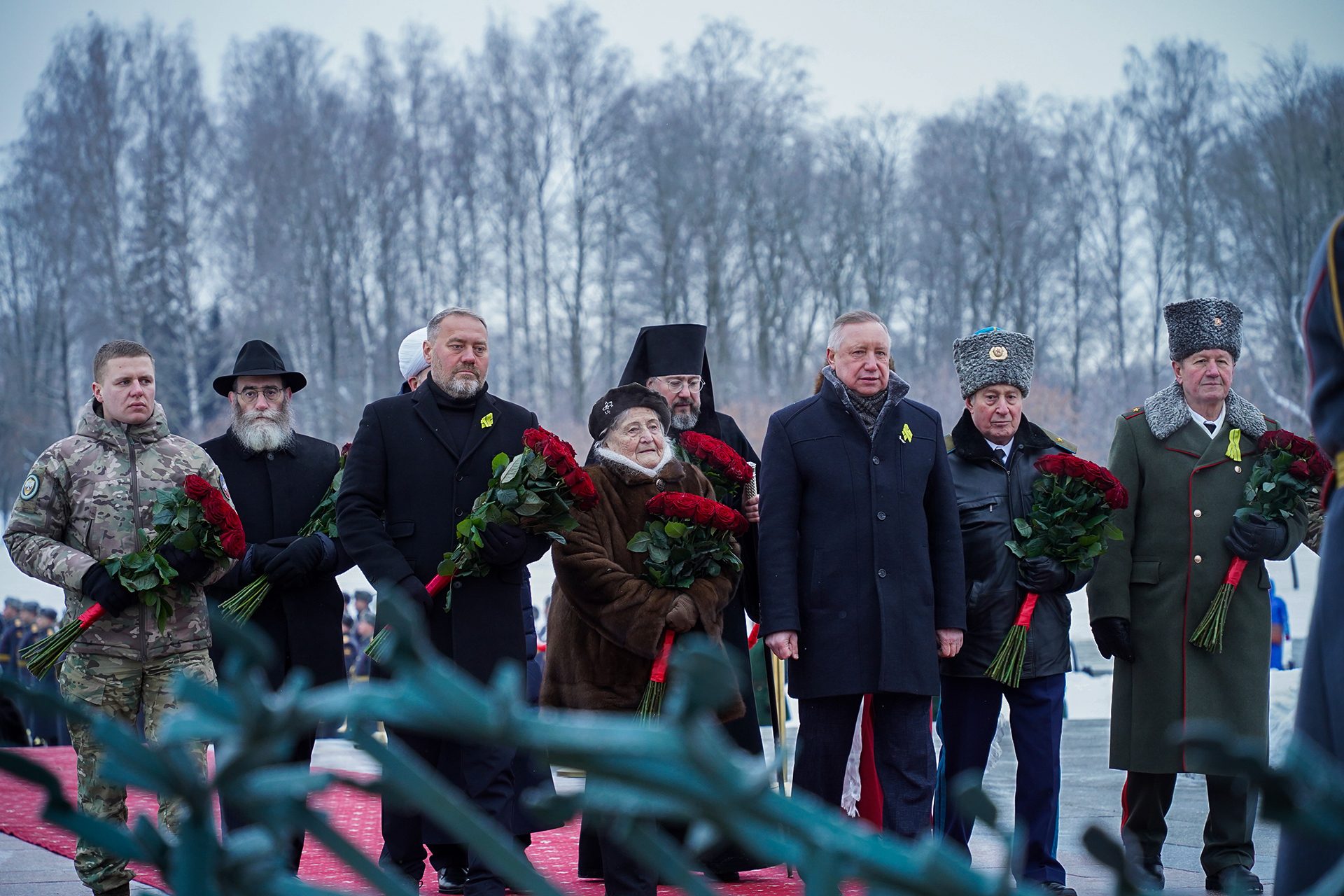 На Пискарёвском мемориальном кладбище почтили память защитников и жителей блокадного Ленинграда На Пискарёвском мемориальном кладбище почтили память защитников и жителей блокадного Ленинграда