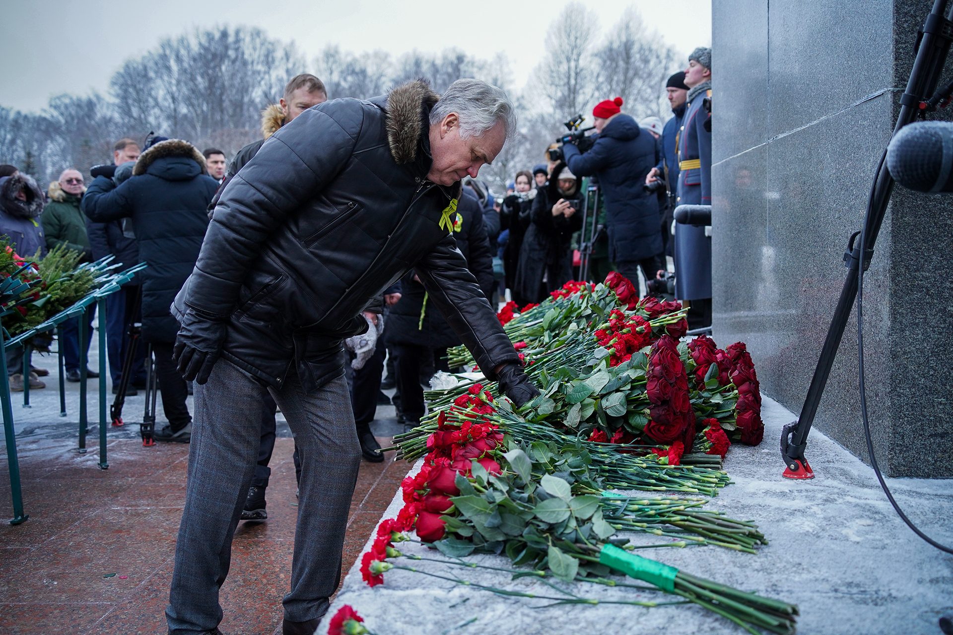 На Пискарёвском мемориальном кладбище почтили память защитников и жителей блокадного Ленинграда На Пискарёвском мемориальном кладбище почтили память защитников и жителей блокадного Ленинграда