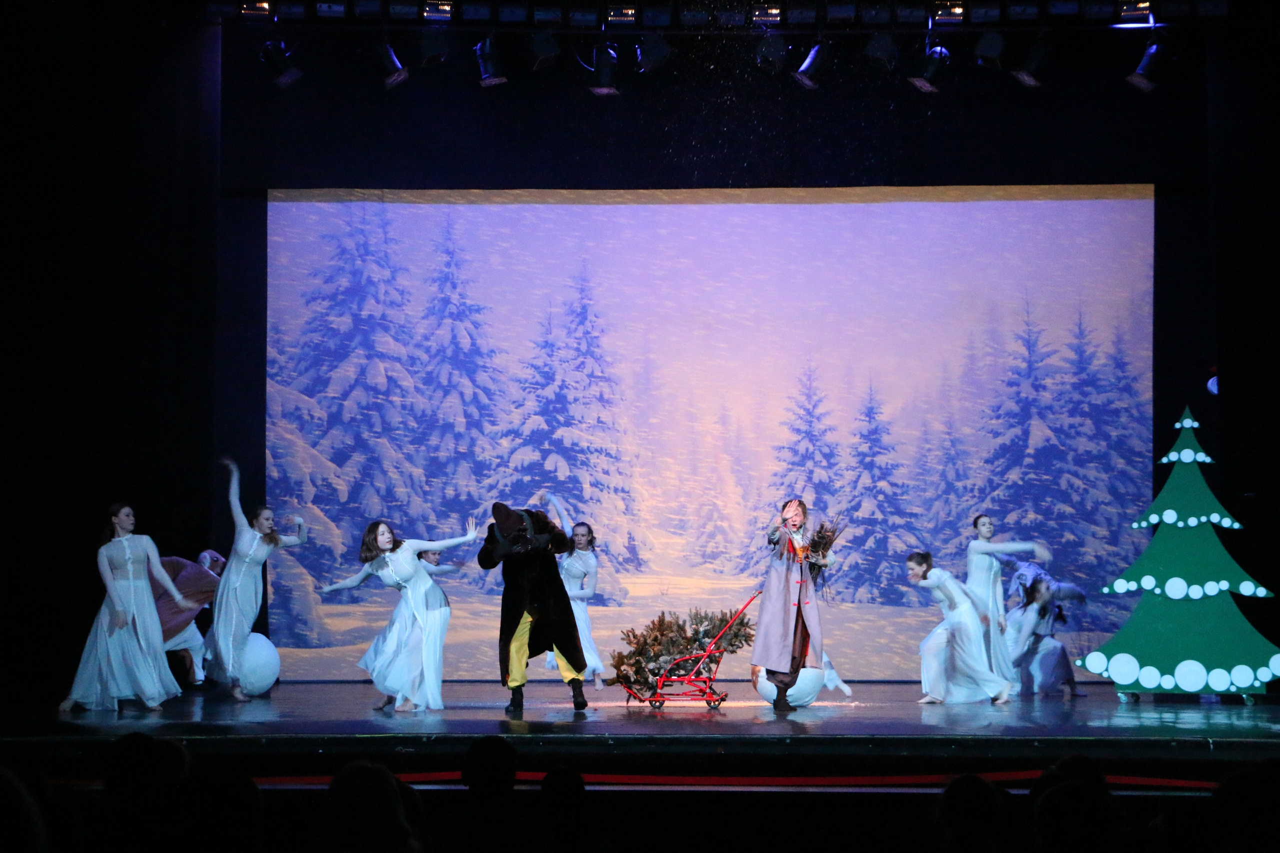 Рождественская сказка для жителей округа Прометей: в ДК им. Ленсовета прошли праздничные представления