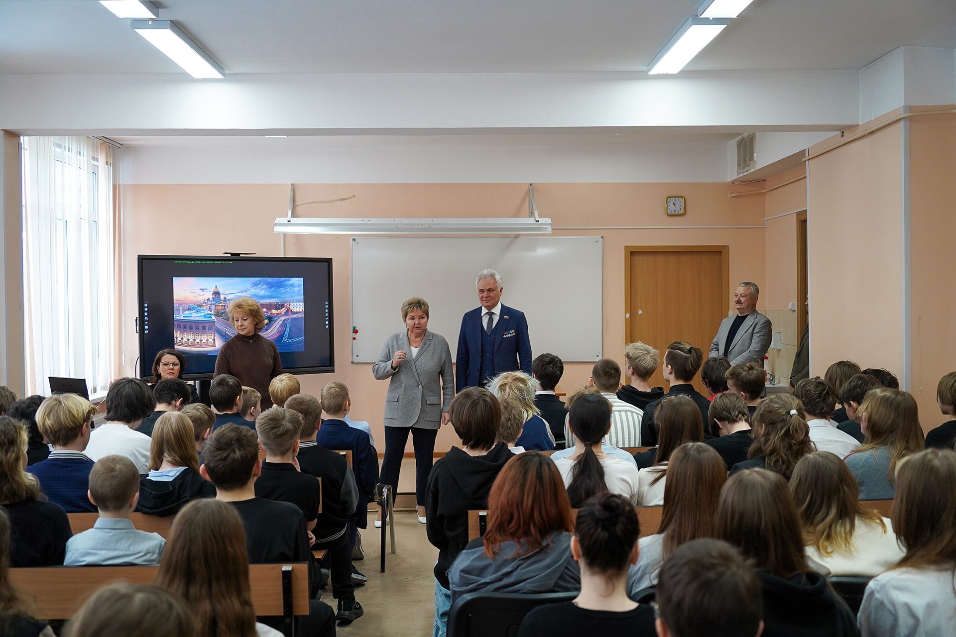 Цифровая безопасность мегаполиса: для школьников Калининского района провели тематический урок «Город. Безопасность. Я» Цифровая безопасность мегаполиса: для школьников Калининского района провели тематический урок «Город. Безопасность. Я»