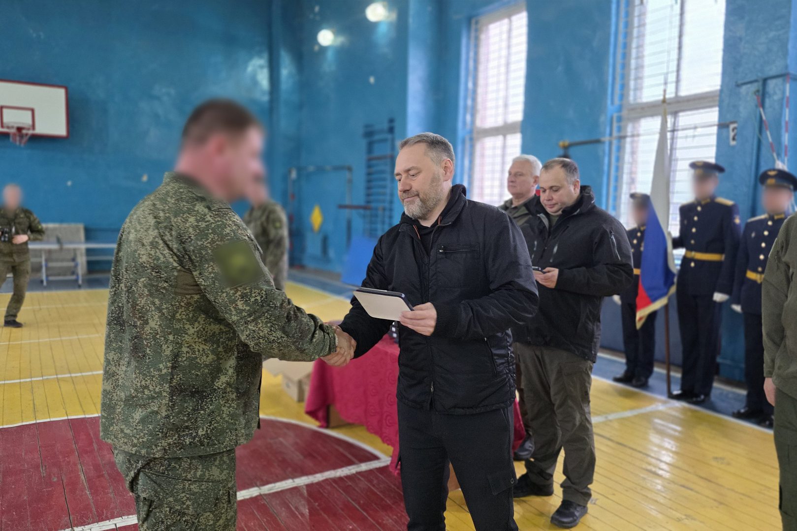 Парламентарии Санкт-Петербурга передали пасхальные подарки и гуманитарную помощь бойцам ВКС в зоне СВО