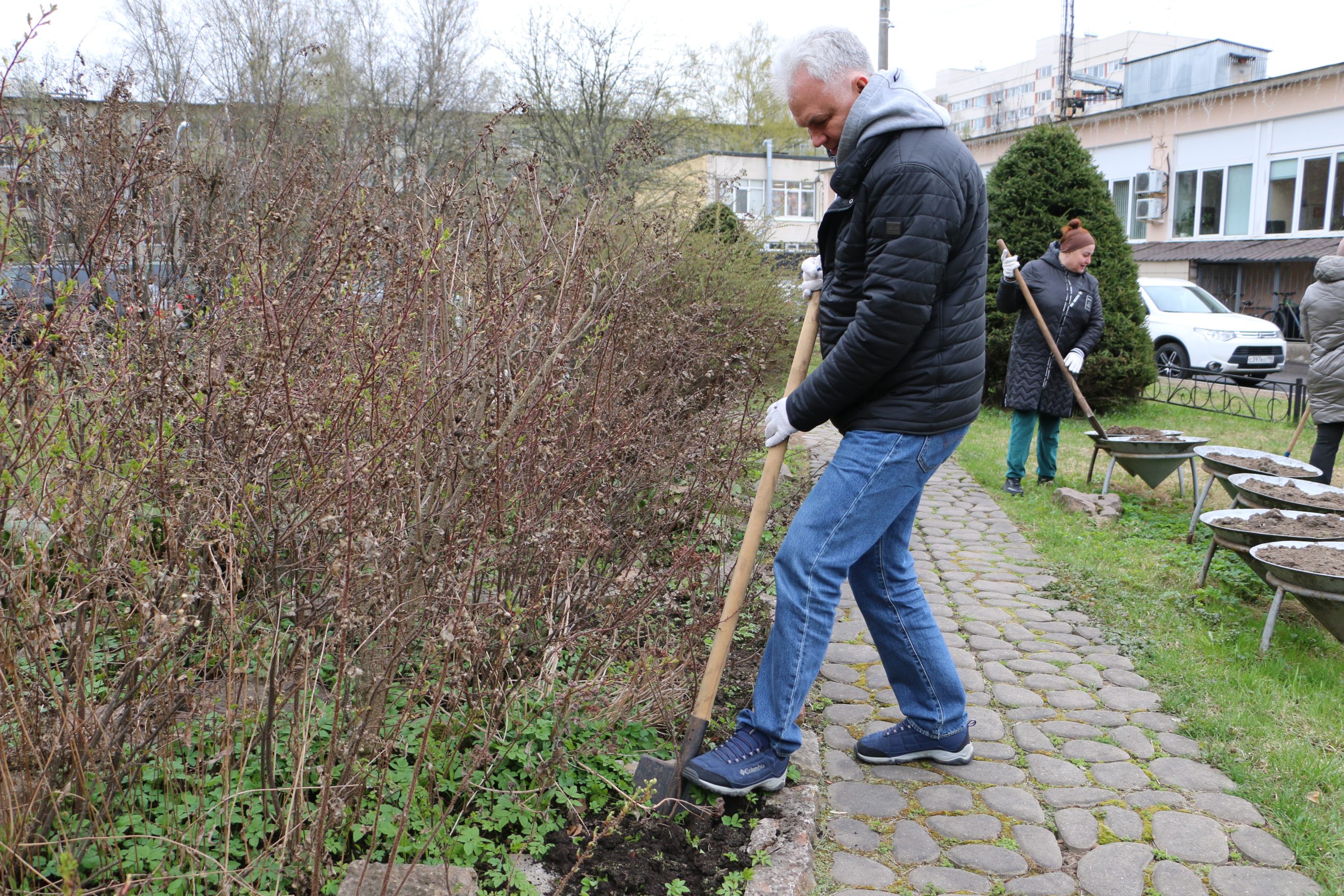 Весеннее благоустройство: в муниципальном округе Прометей состоялся традиционный субботник