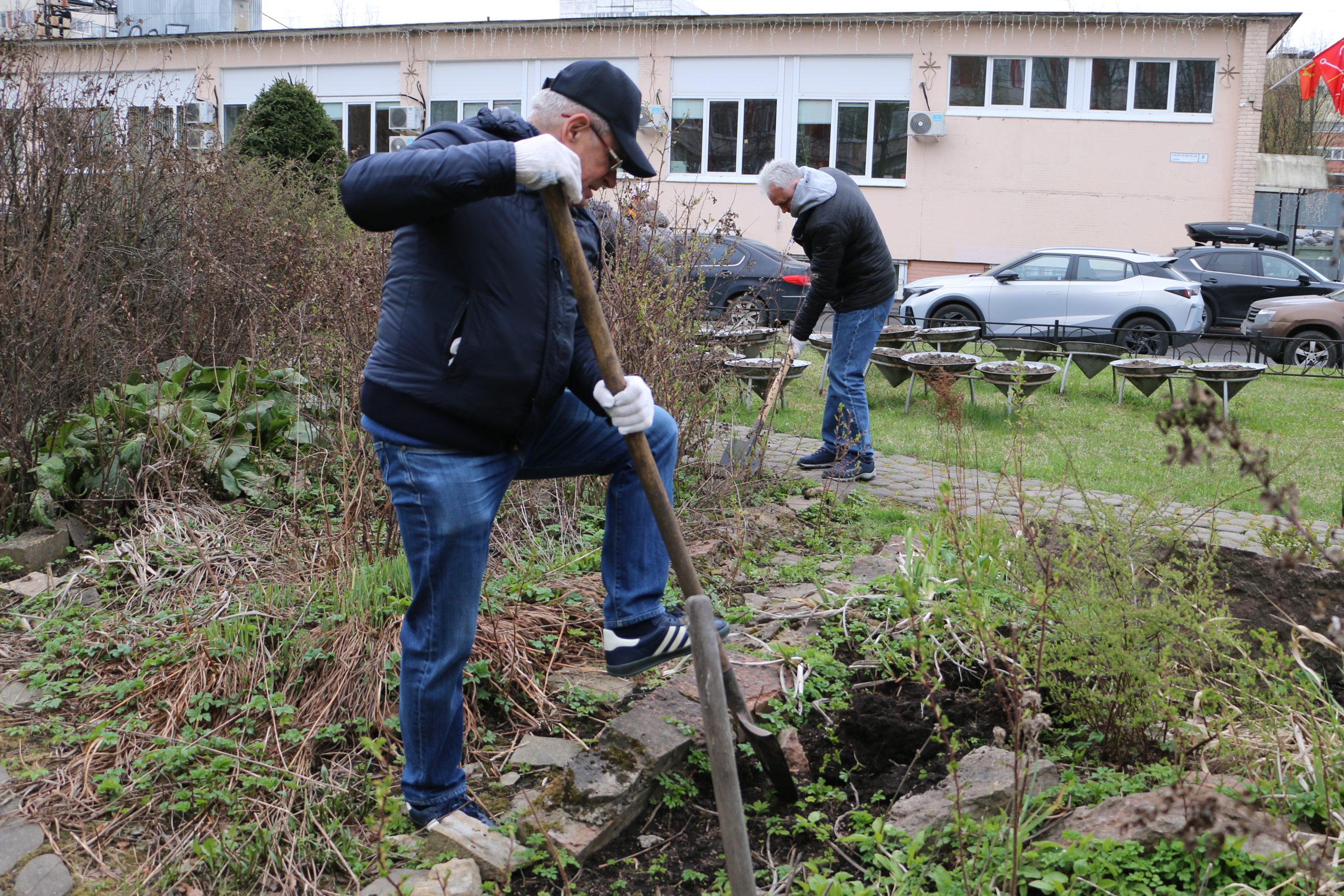 Весеннее благоустройство: в муниципальном округе Прометей состоялся традиционный субботник