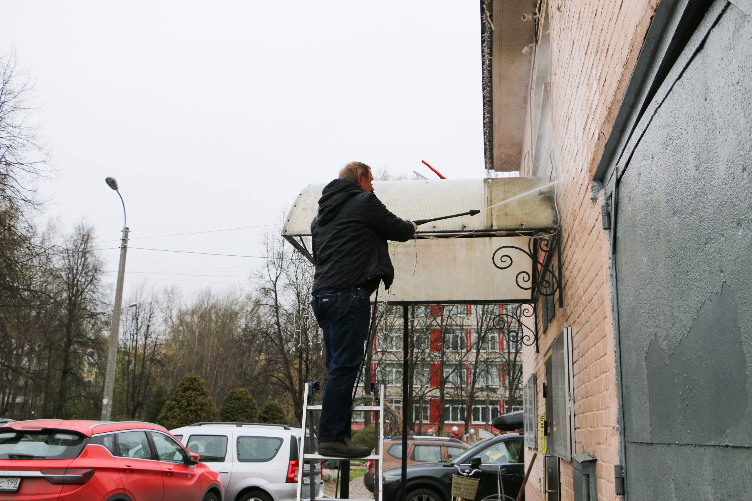 Весеннее благоустройство: в муниципальном округе Прометей состоялся традиционный субботник