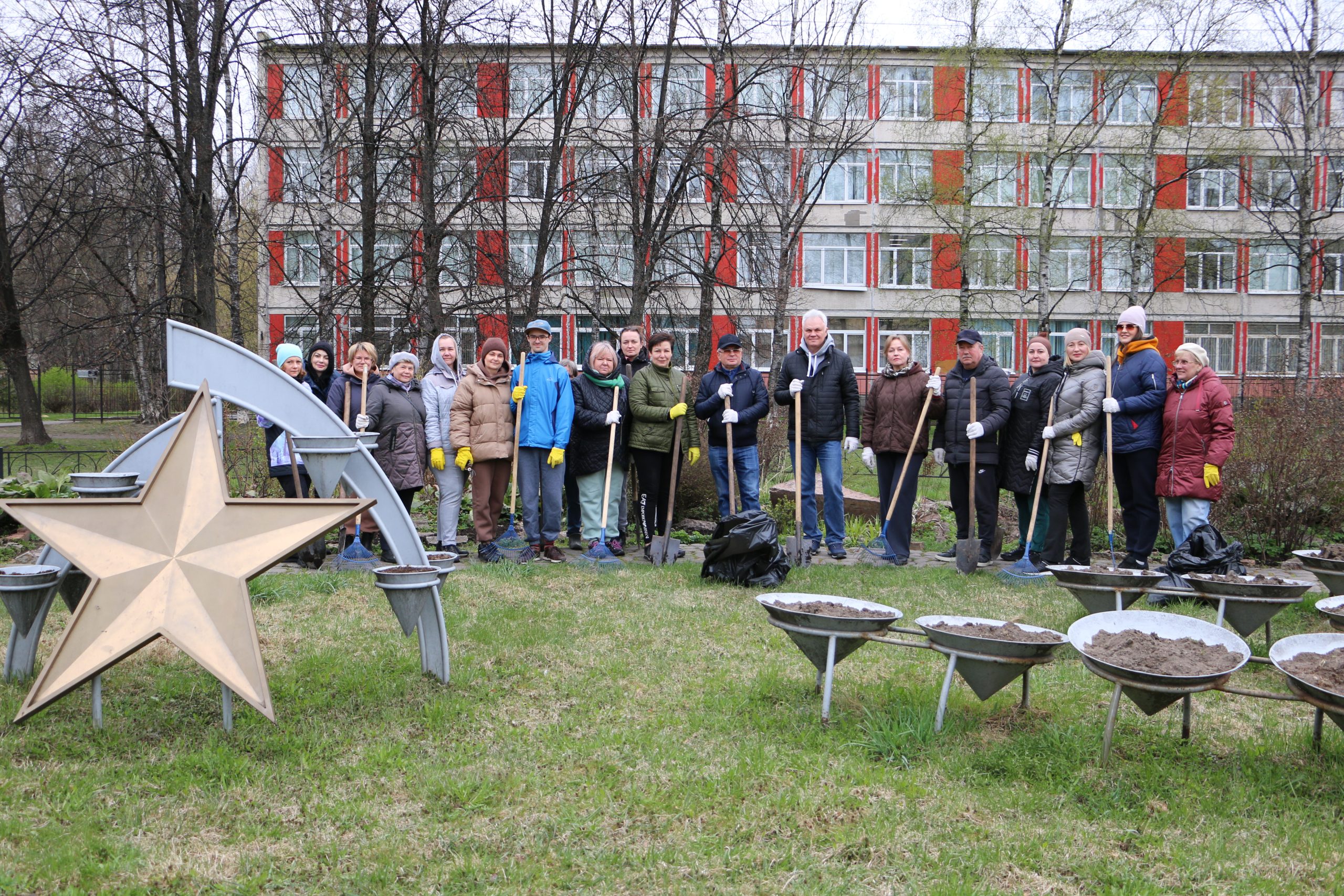 Весеннее благоустройство: в муниципальном округе Прометей состоялся традиционный субботник