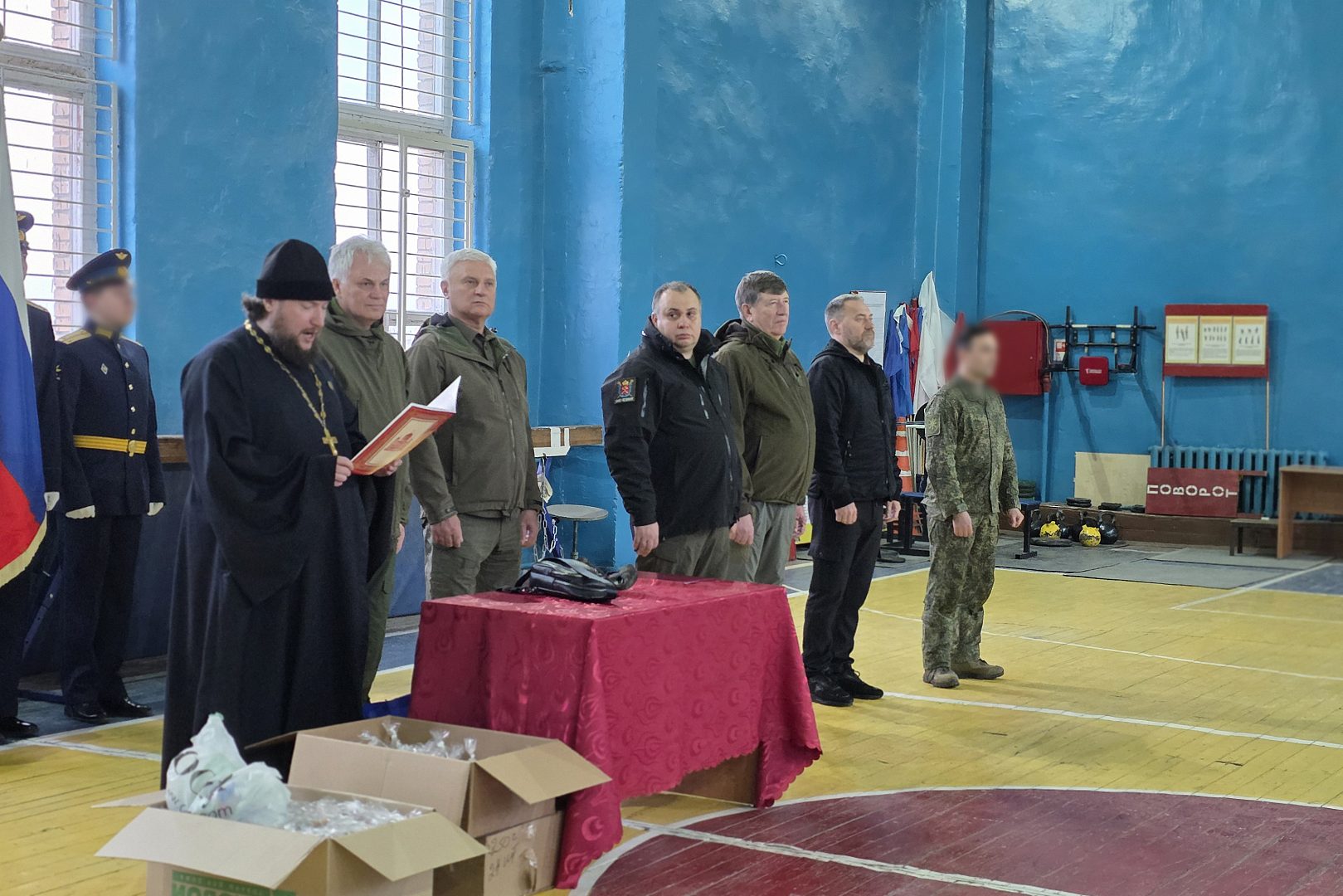 Парламентарии Санкт-Петербурга передали пасхальные подарки и гуманитарную помощь бойцам ВКС в зоне СВО