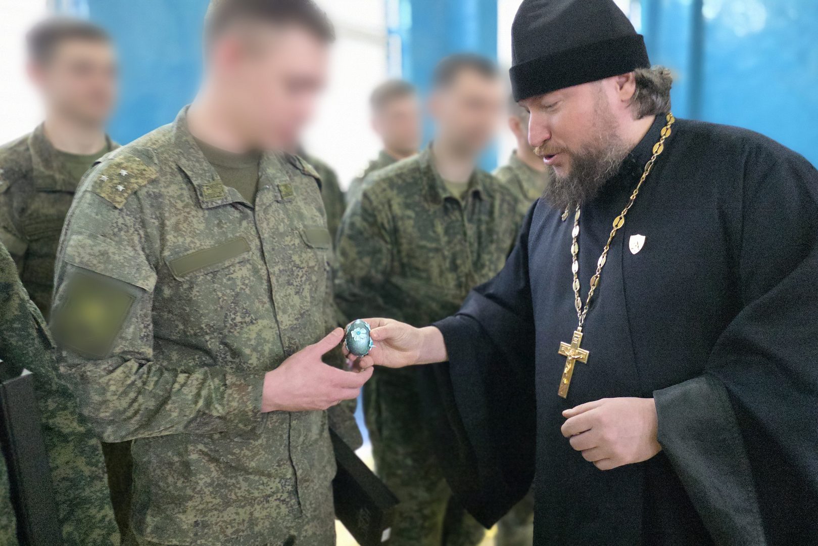 Парламентарии Санкт-Петербурга передали пасхальные подарки и гуманитарную помощь бойцам ВКС в зоне СВО