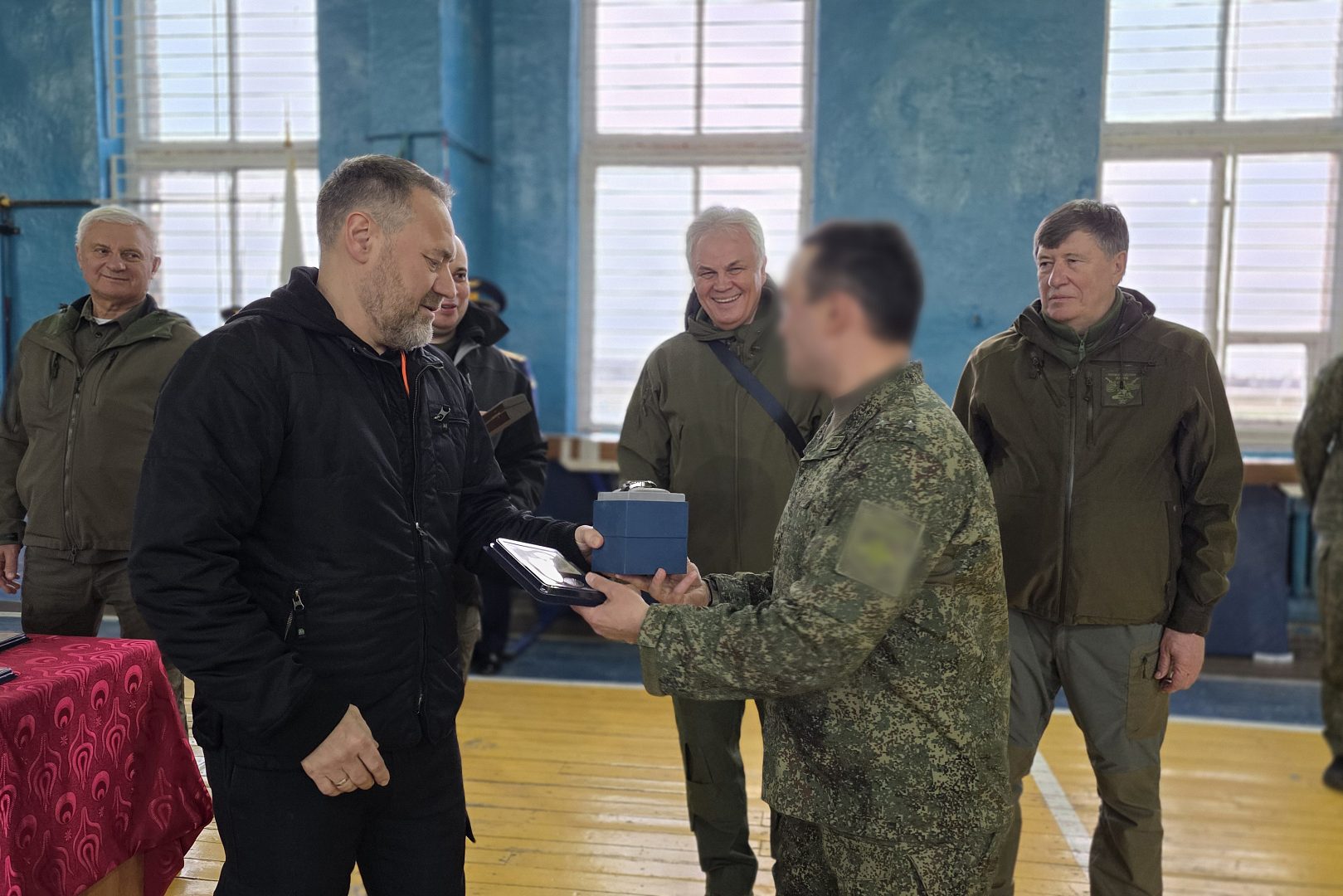 Парламентарии Санкт-Петербурга передали пасхальные подарки и гуманитарную помощь бойцам ВКС в зоне СВО