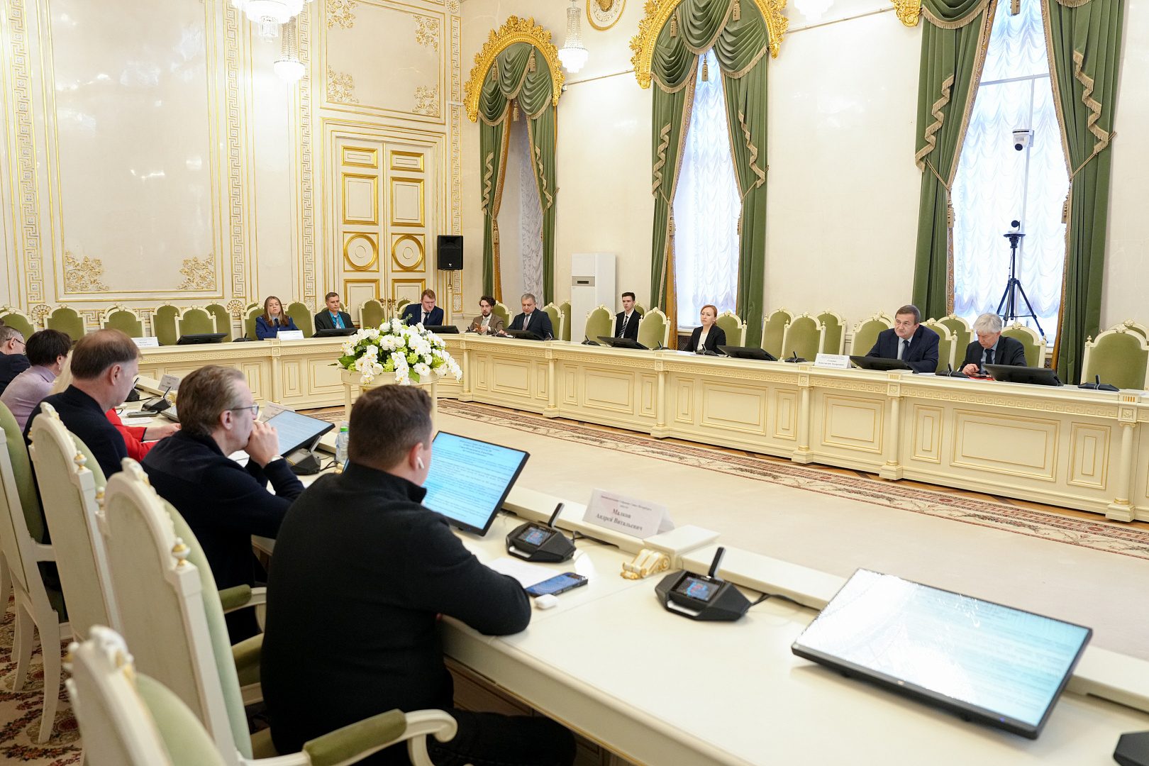 Комитет по законодательству поддержал инициативу о помощи НКО в поиске захоронений жертв геноцида советского народа