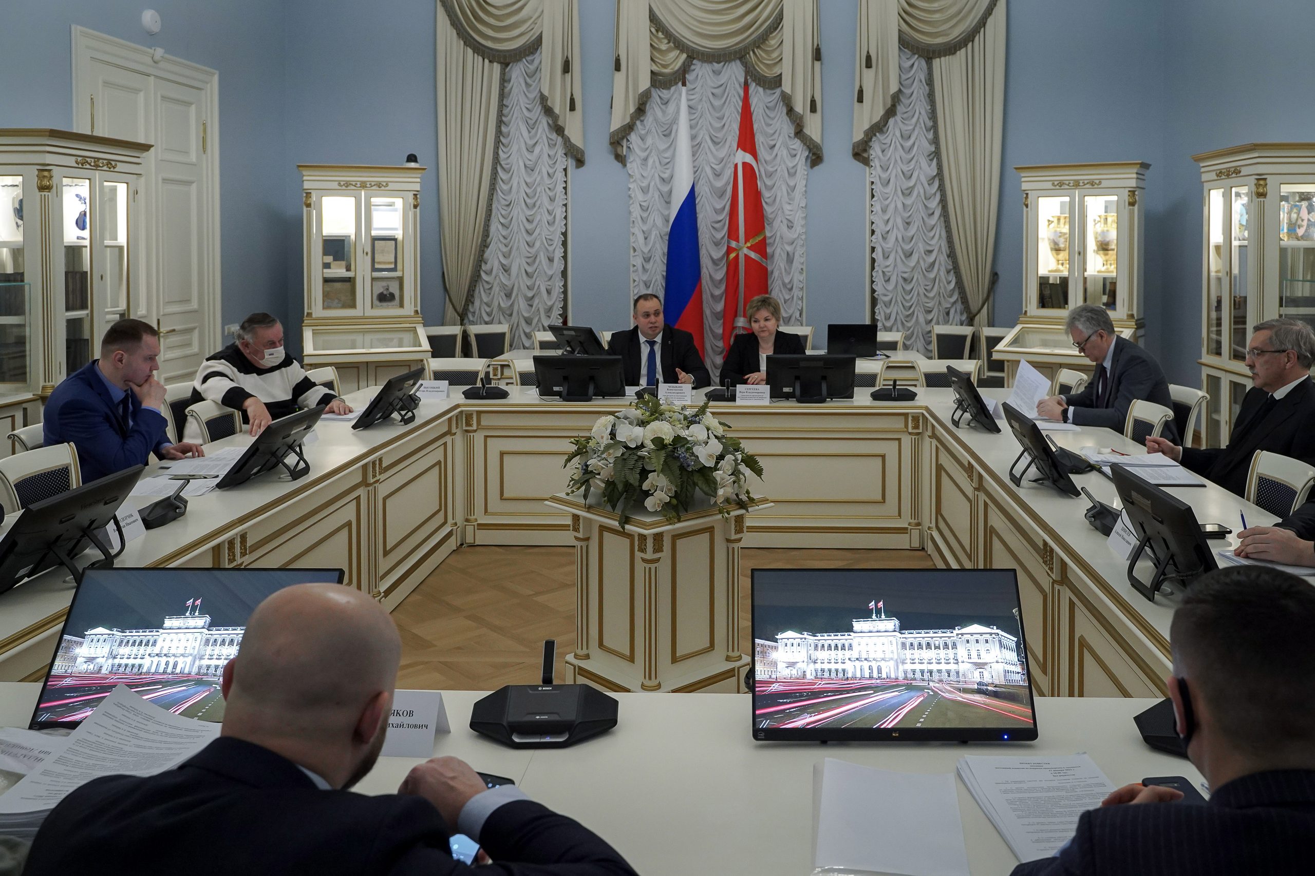 Сотрудникам аппарата мировых судей могут повысить зарплаты и увеличить их штатную численность