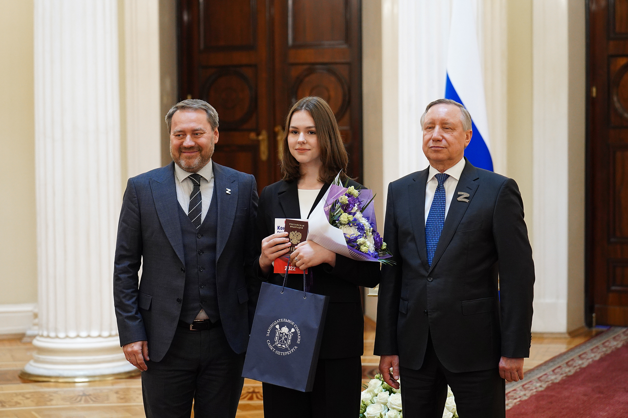 В Ротонде Мариинского дворца впервые состоялась церемония вручения паспортов петербургским школьникам.