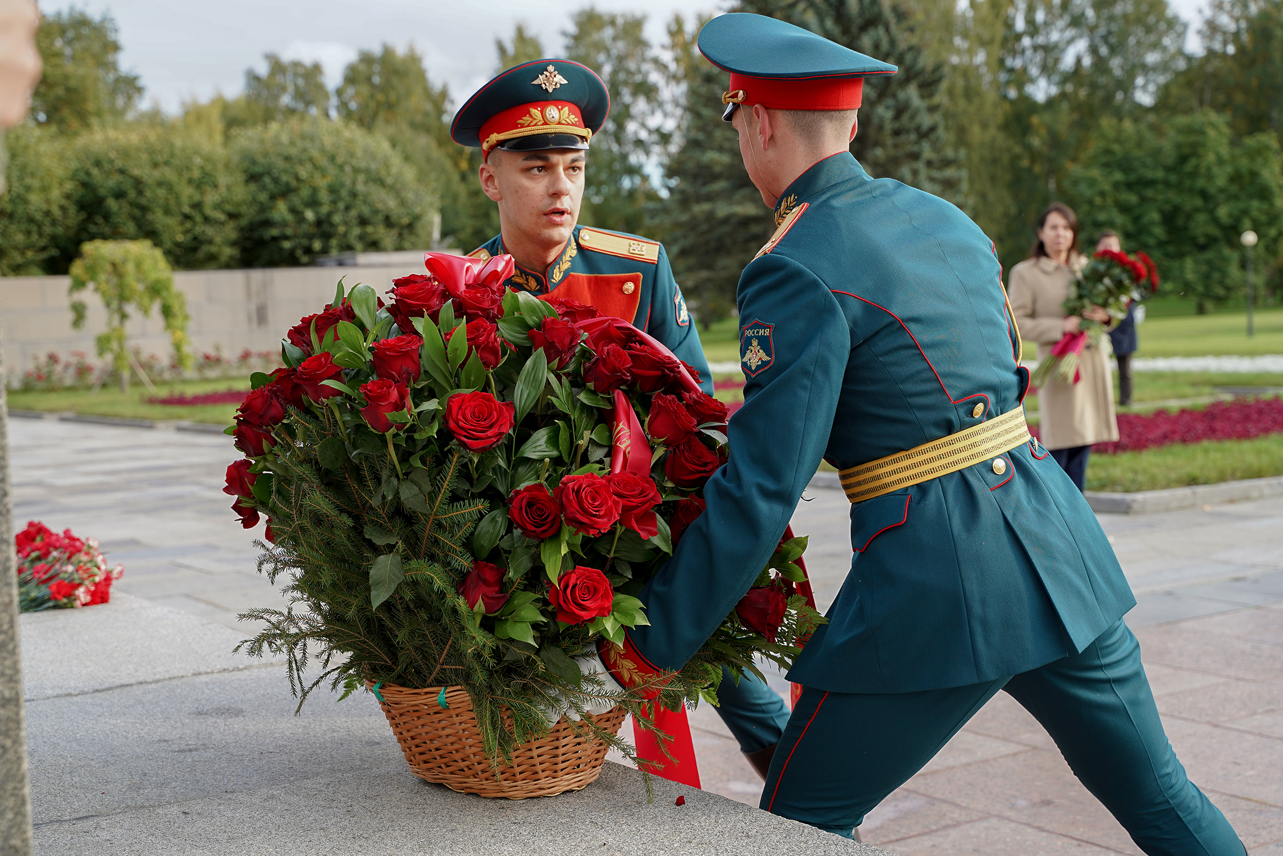 Депутаты Санкт-Петербурга и Волгоградской области возложили цветы на Пискаревском мемориальном кладбище