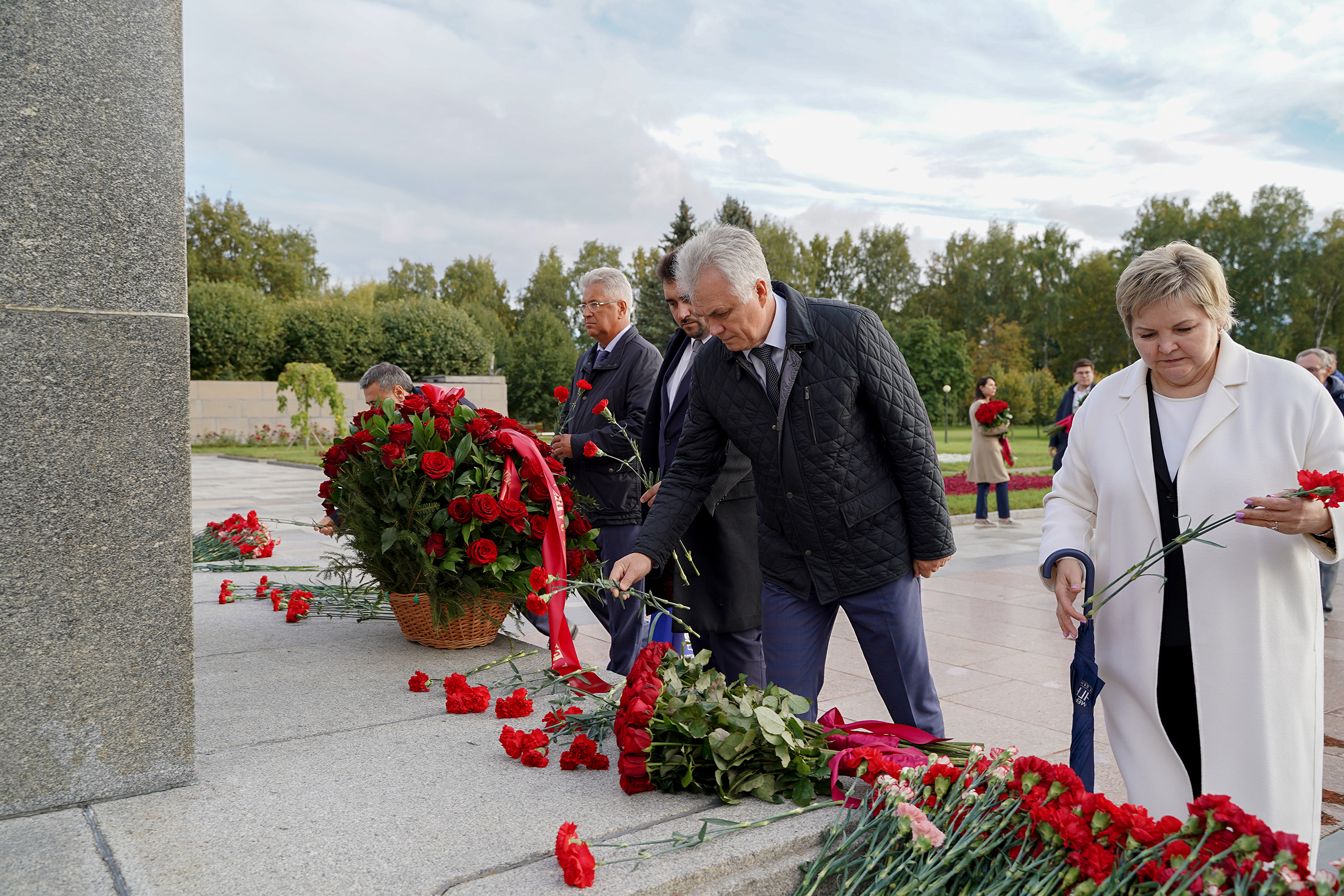 Депутаты Санкт-Петербурга и Волгоградской области возложили цветы на Пискаревском мемориальном кладбище