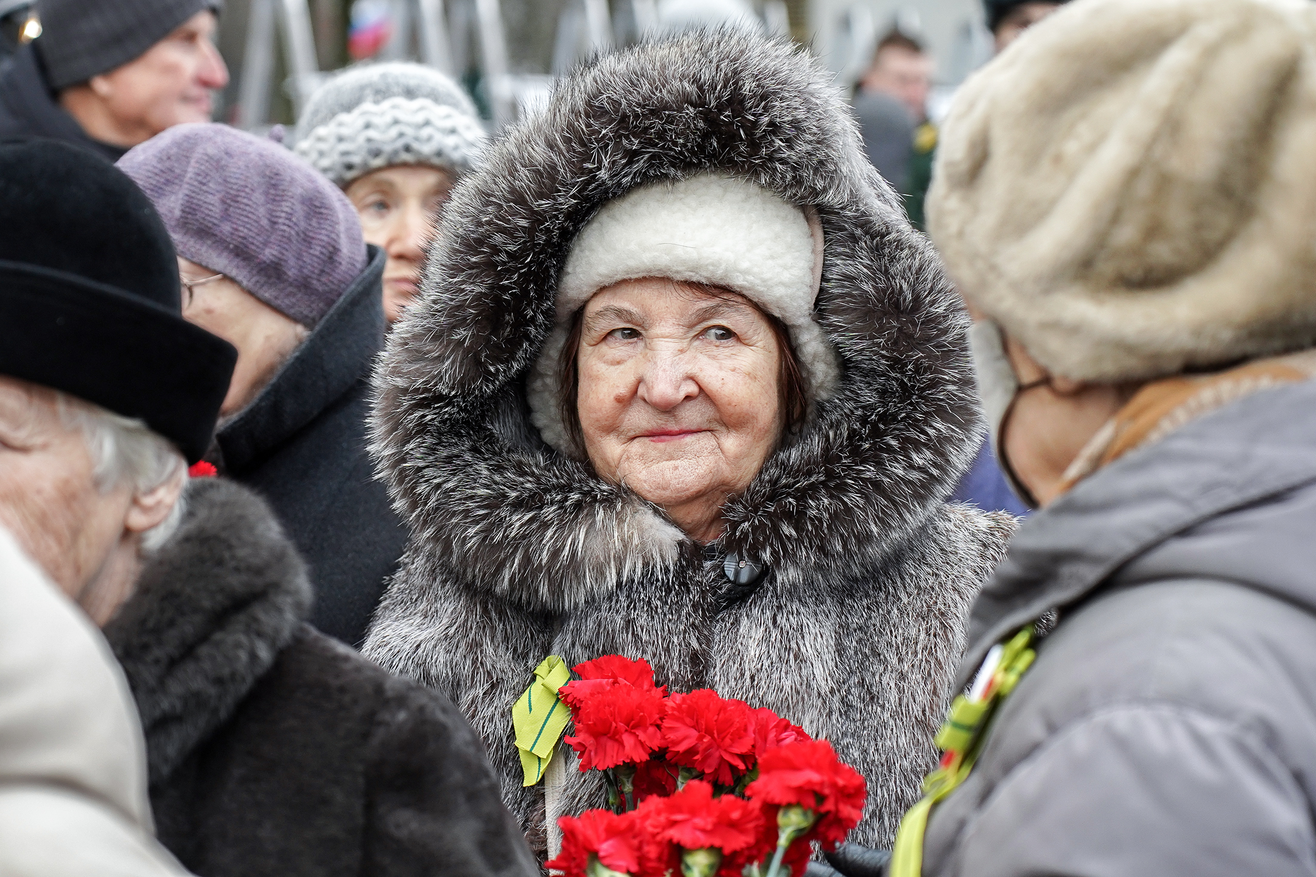 На Пискаревском кладбище возложили цветы в память о защитниках и жителях осажденного Ленинграда