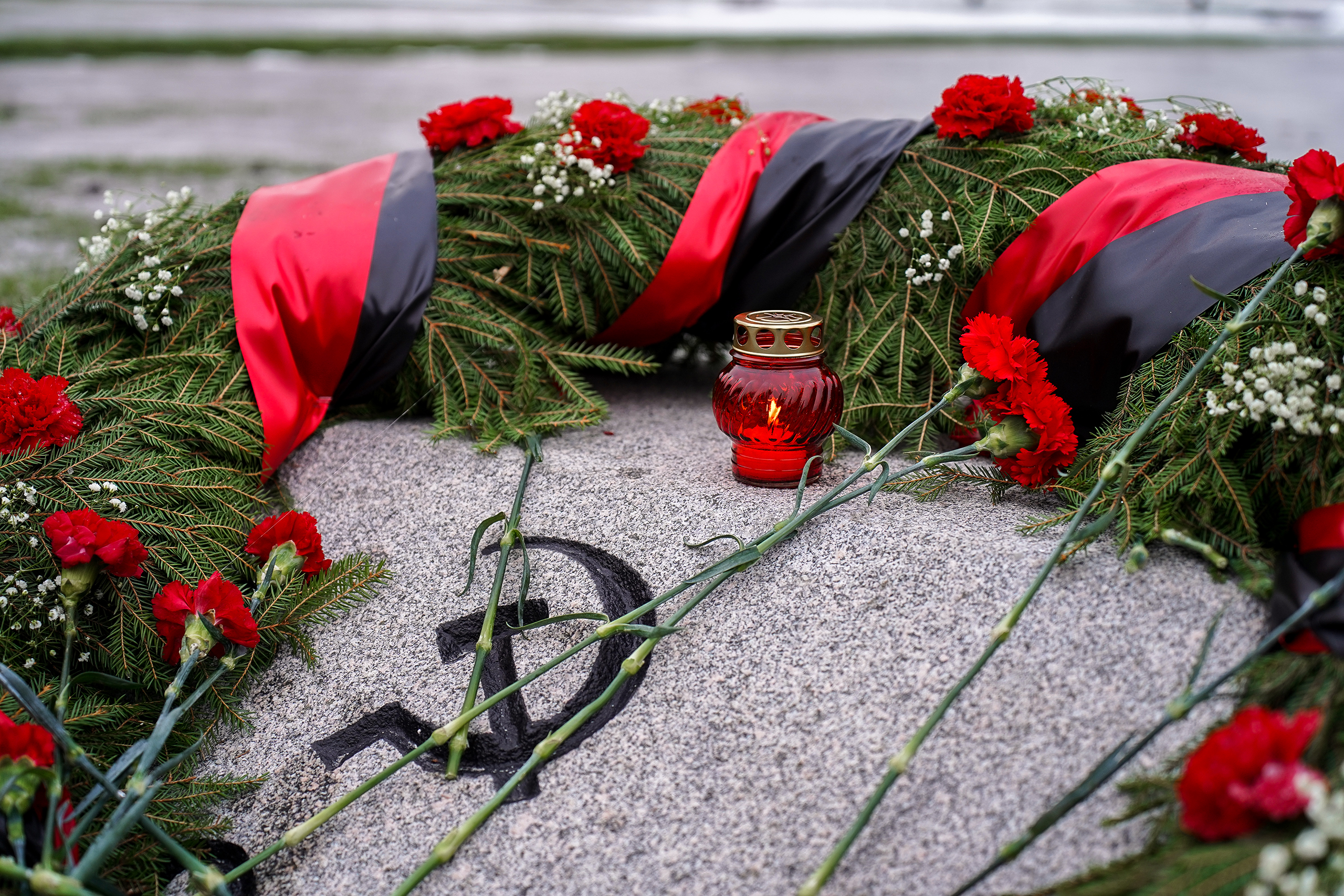 На Пискаревском кладбище возложили цветы в память о защитниках и жителях осажденного Ленинграда