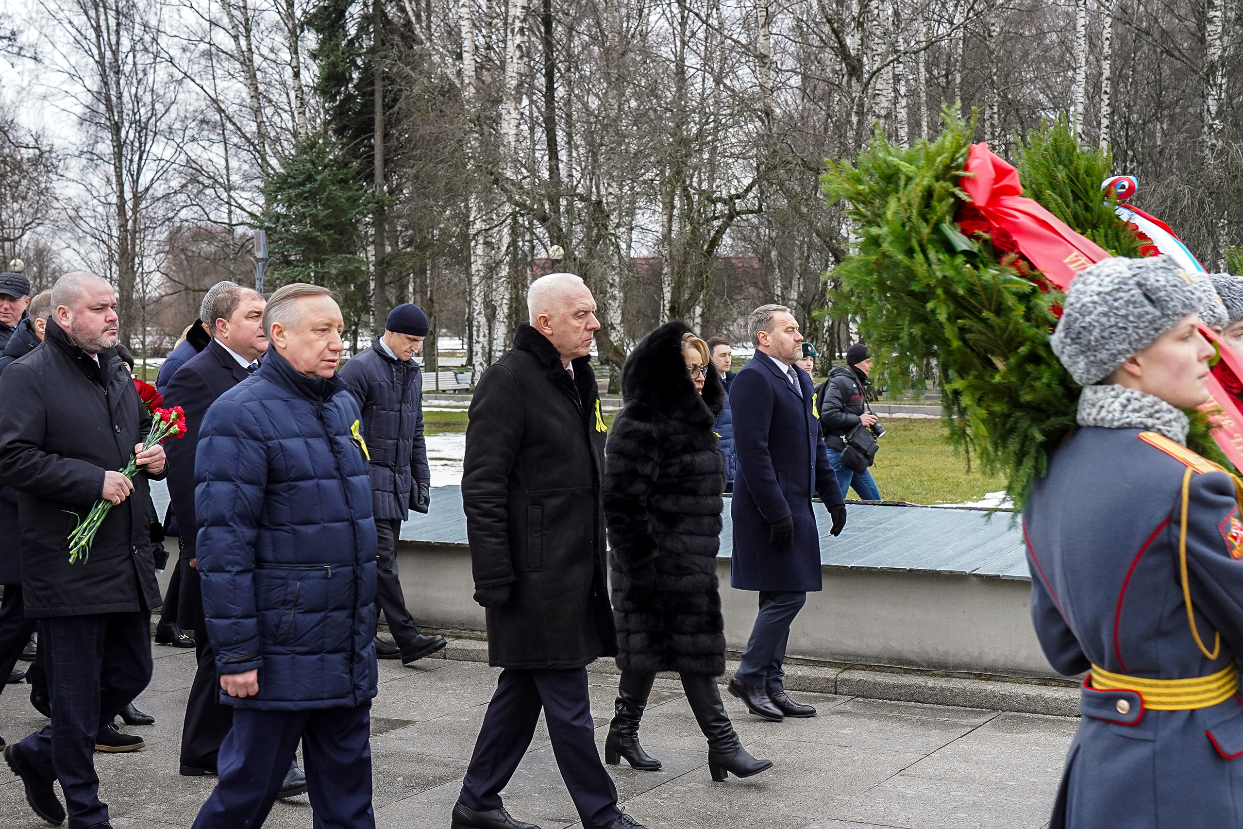 На Пискаревском кладбище возложили цветы в память о защитниках и жителях осажденного Ленинграда