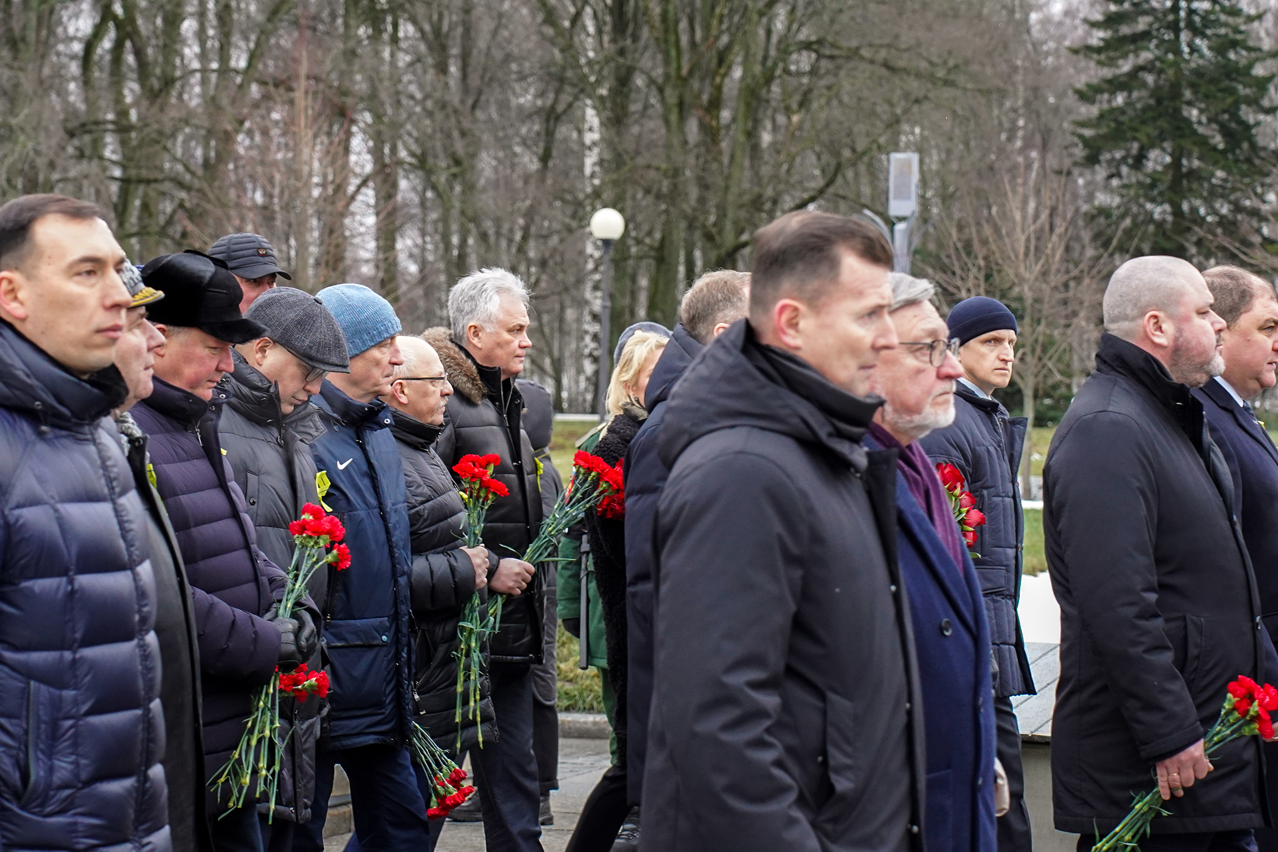 На Пискаревском кладбище возложили цветы в память о защитниках и жителях осажденного Ленинграда